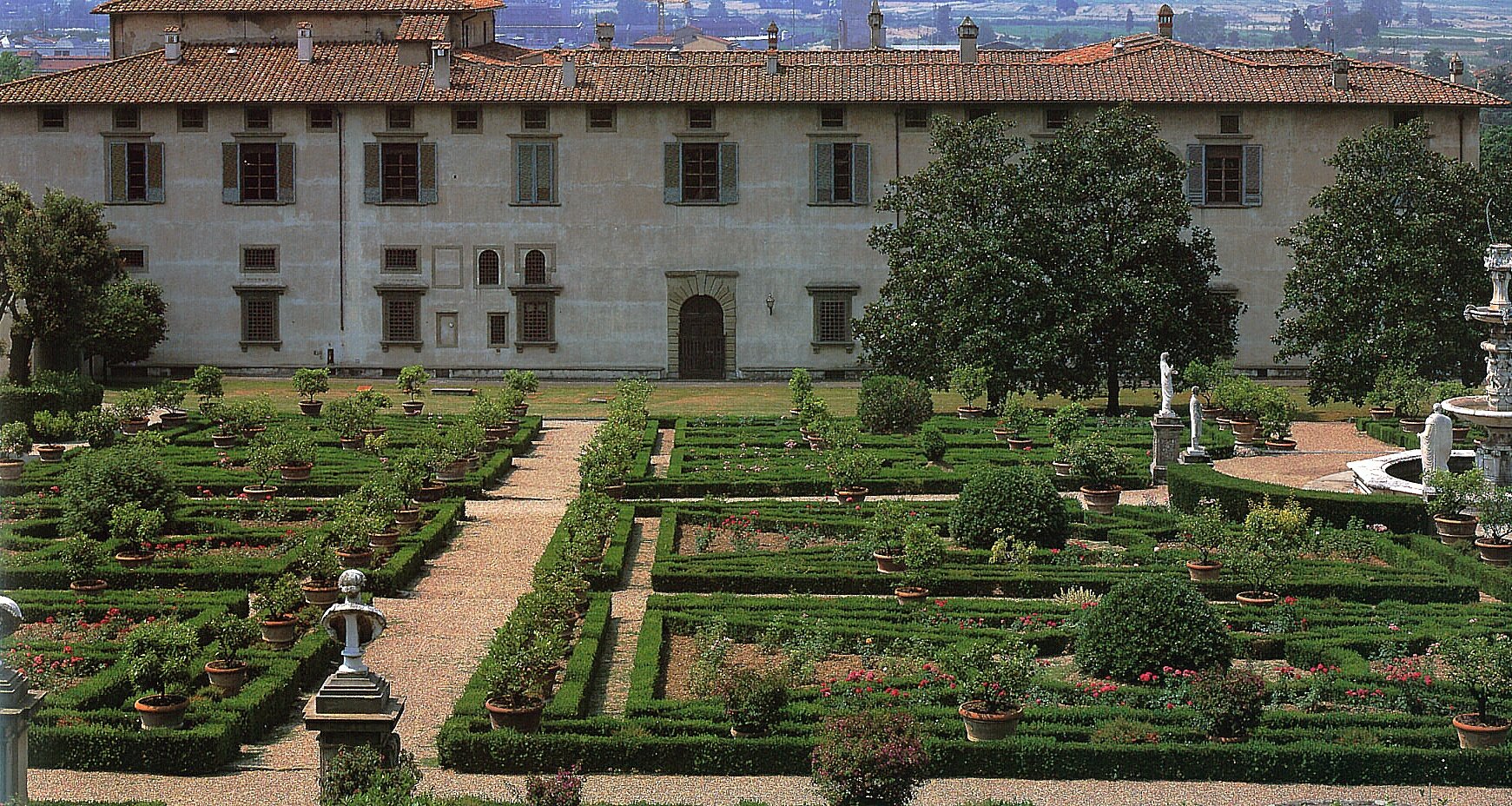   Jardin de la villa médicéenne de Castello  - FLORENCE (création en 1536)  Les parterres restent une strate basse permettant au regard d’embrasser la totalité du jardin.  