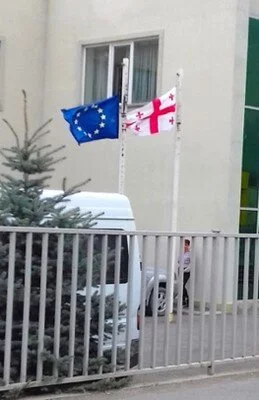    Drapeaux géorgien et européen célébrant la demande d’adhésion   
