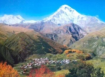   Village en Géorgie, dominé par le Mont Kazbek   