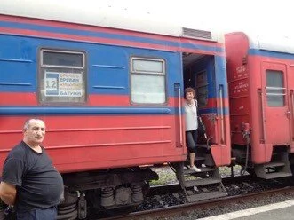    Le train de nuit Batumi-Erevan en gare de Batumi (vise le ventre…)   