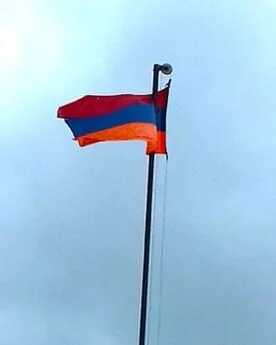    Le drapeau arménien est charmant&nbsp;: rouge pour le sang de la Patrie, bleu pour la République, et orange pour l’Abricot, fruit national…   