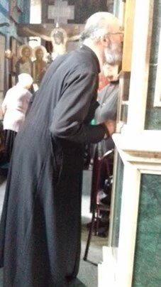   Comme dans tous les pays orthodoxes, il est de bon ton de baiser les icônes en entrant dans une église, ici à Batumi   