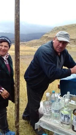    A proximité d’un ancien caravansérail situé à 2300 mètres d’altitude, un vendeur de souvenirs parlant français propose des litres de vodka 