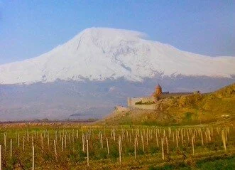    Tout y est&nbsp;: Le Mont Ararat, l’église arménienne et la vigne…   
