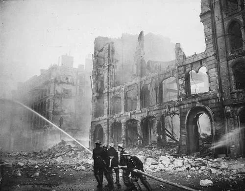  Pompiers en action après une vague de bombardements, 1941, photographie, photo : New York Times Paris Bureau Collection 