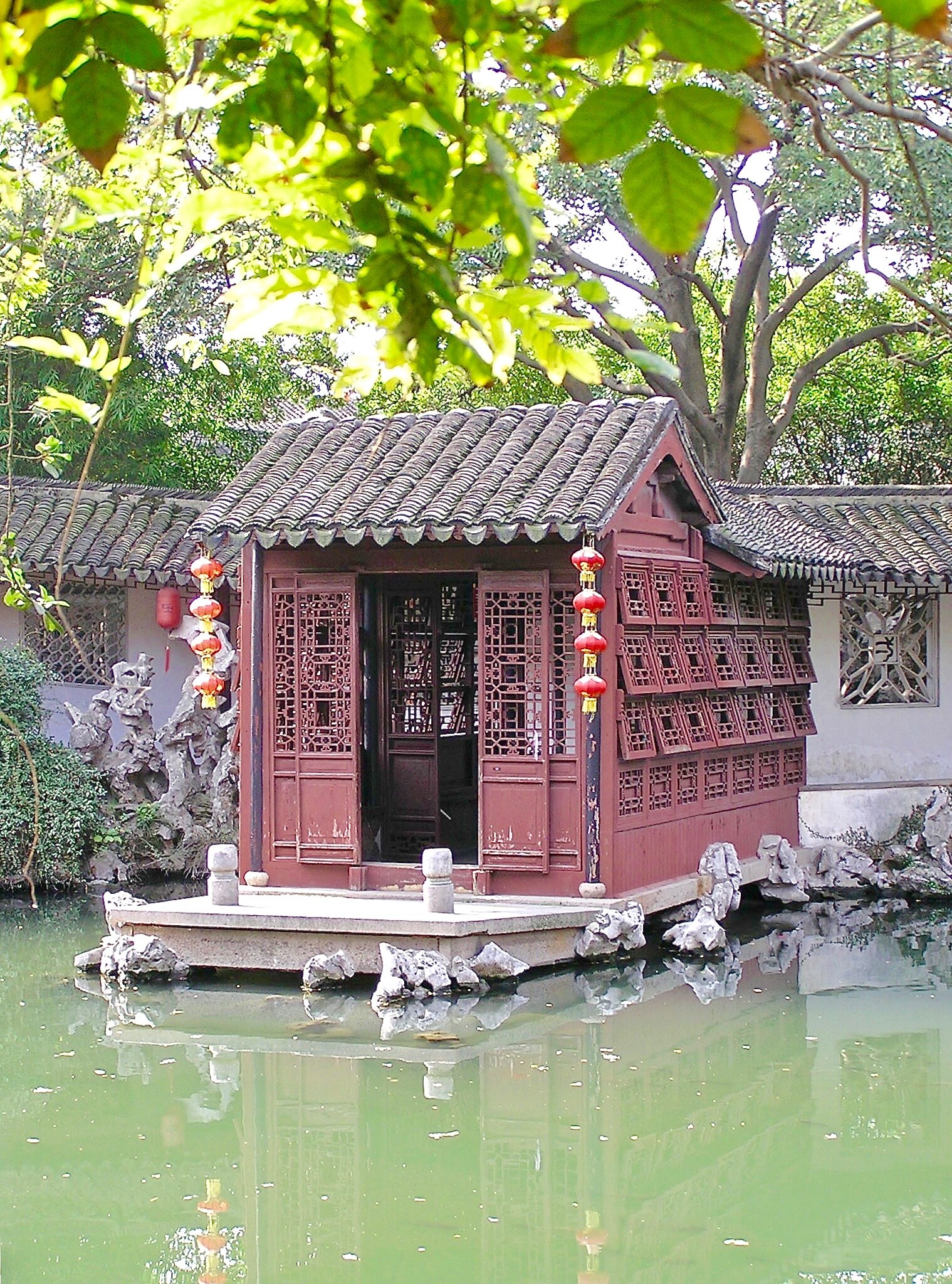 Pavillon “bateau” sur le lac du jardin Tuisi à Tongli (Chine)