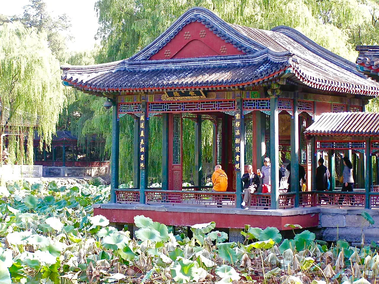 étang des lotus du jardin du Palais d’été à Pékin (Chine)