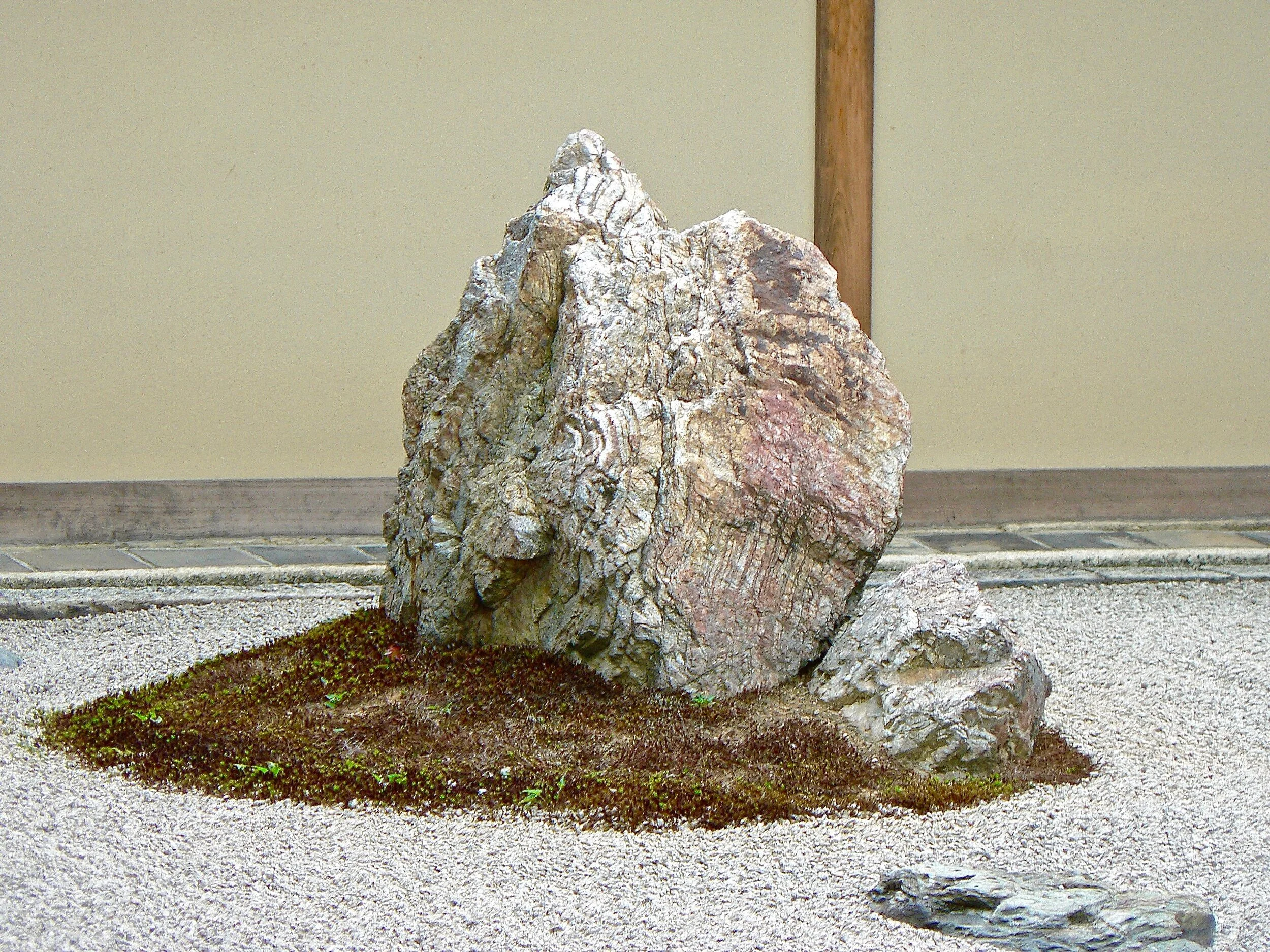 une « ile » du jardin sec du Ryoan Ji à Kyoto (Japon)