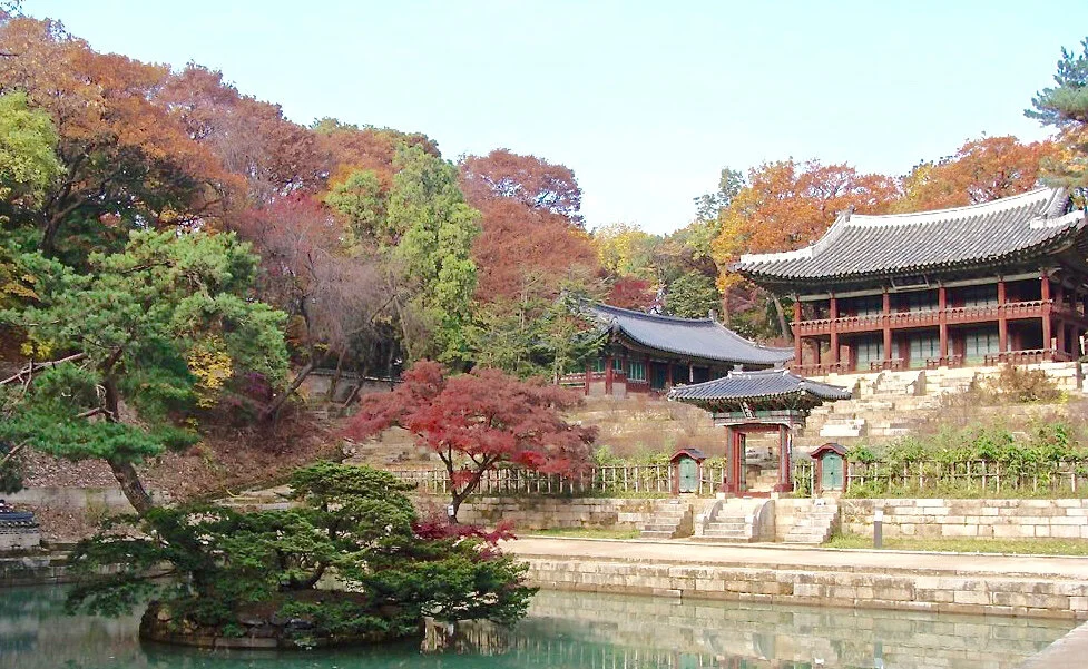 jardin extérieur et bassin du palais Changdeokgung à Seoul (Corée)