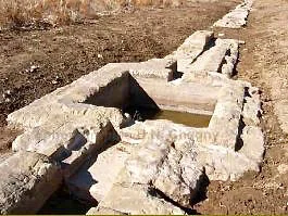 Parsagades : reste archéologique d’un bassin sur un des canaux exhumés.