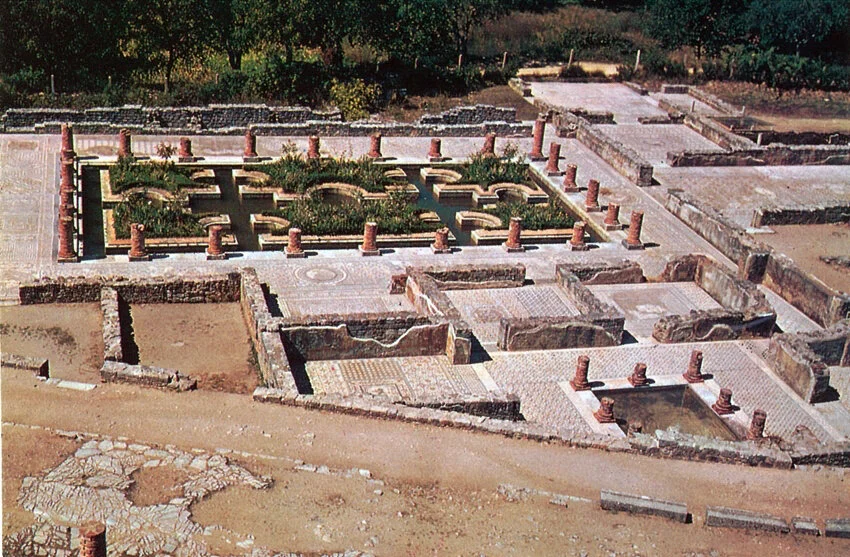 Conimbriga est une des cités antiques d'époque romaine les plus importantes du Portugal. Abandonnée lors des invasions germanique du 5e siècle, redécouverte au début du 20e siècle presqu'intacte, elle est bien mise en valeur par l'archéologie contemporaine.