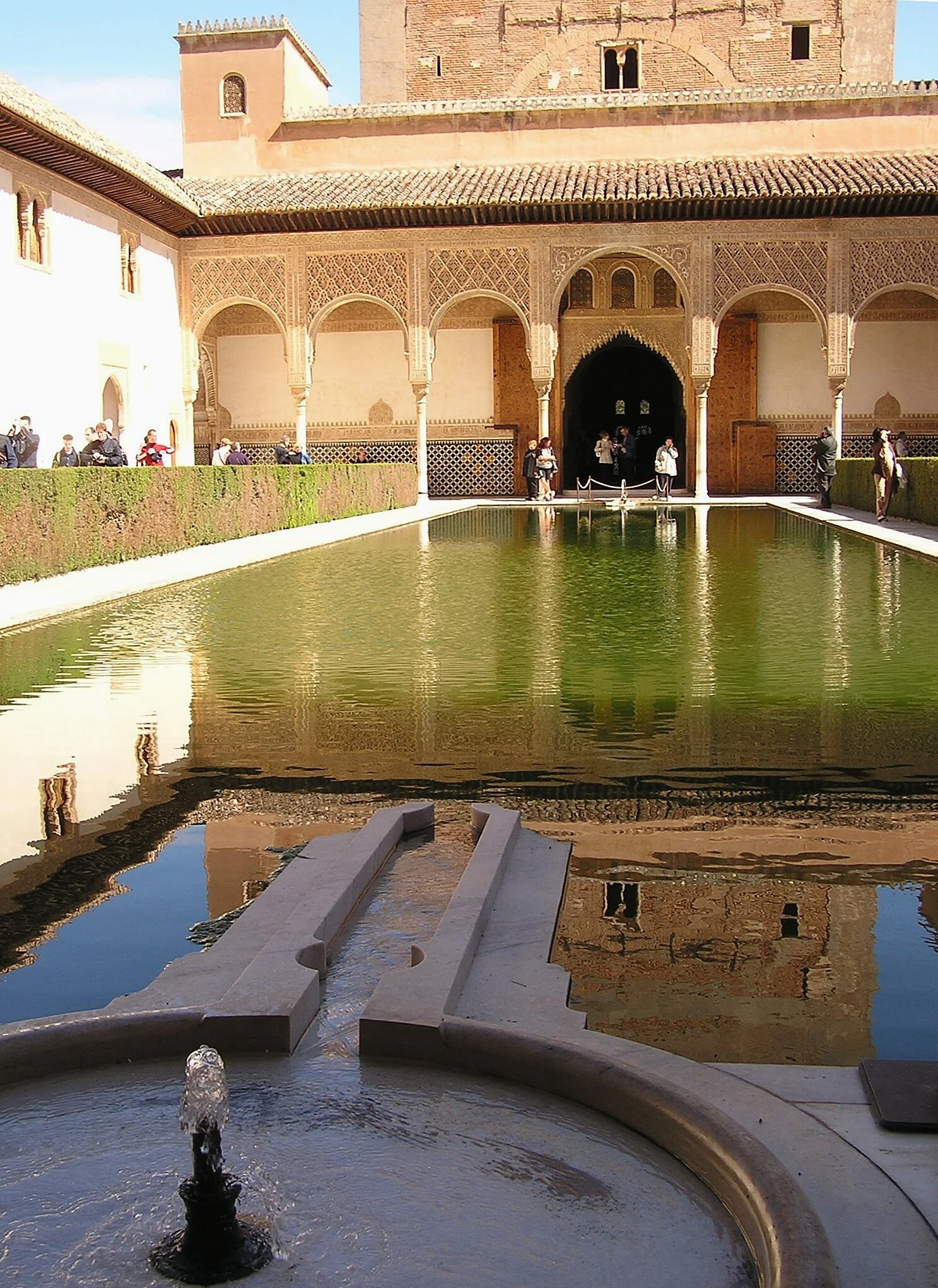 Jardins de l’Alhambra à Grenade : devant le porche de la salle des ambassadeurs le jet d’eau du bassin de marbre apporte sa fraicheur et sa sonorité apaisante, alimentant le miroir d’eau qui occupe la cour (il a son symétrique en face).