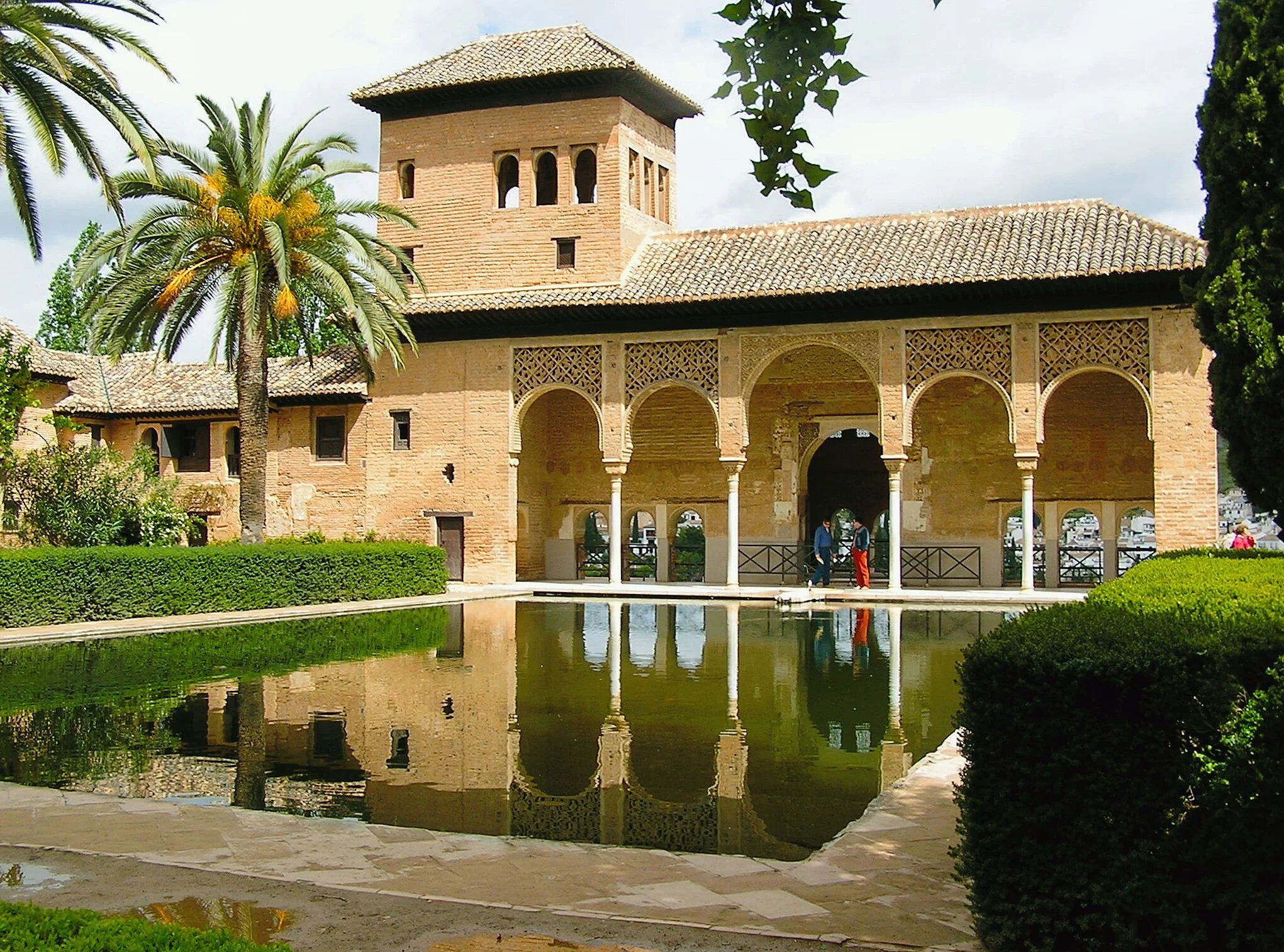  Alhambra, jardins du Partal : la Tour des Dames et son portique de colonnades se réfléchissent sur un bassin encadré de palmiers, délibérément voulu comme miroir de l’architecture. 