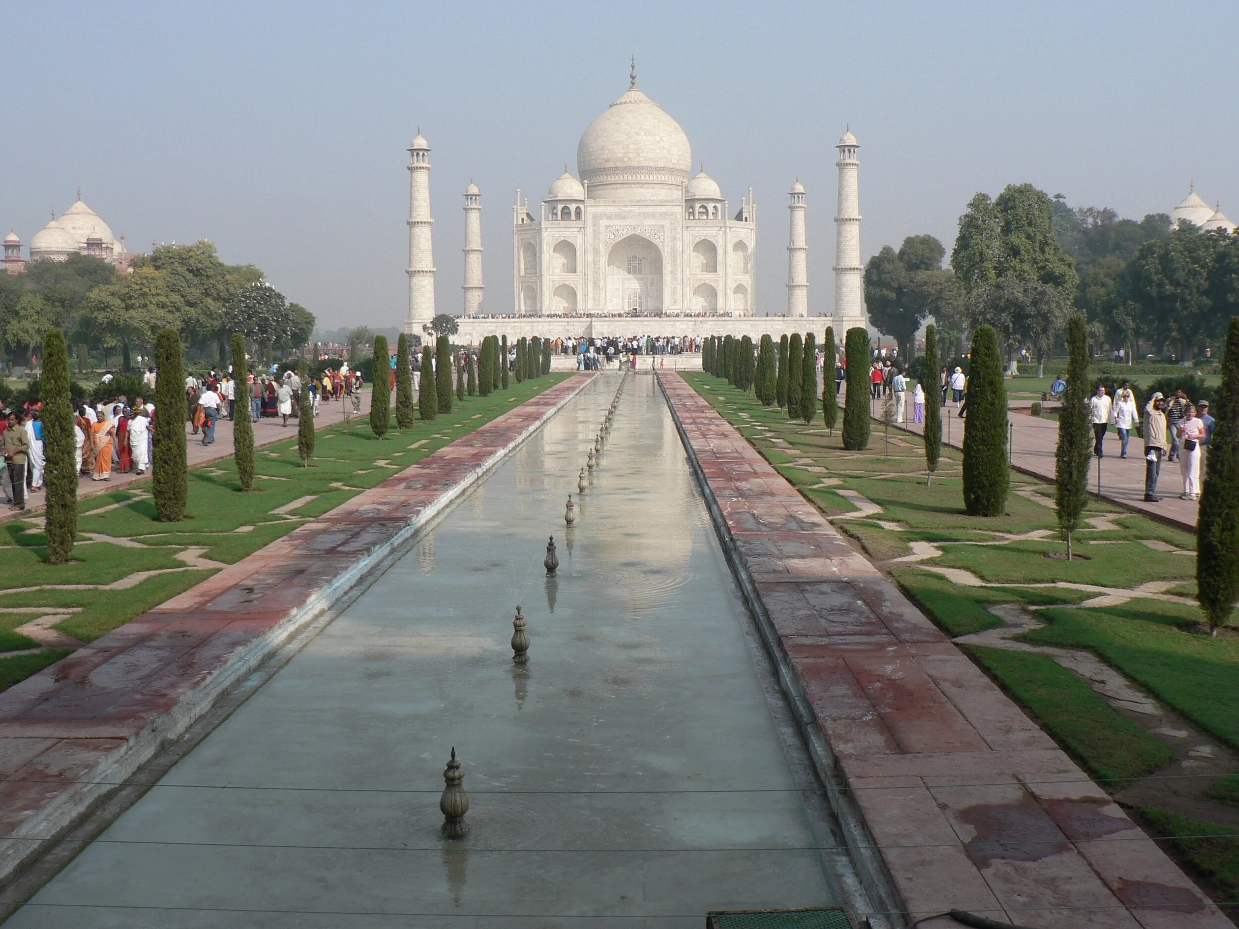 Le jardin du Taj Mahal : revisité par les Britanniques Le mausolée lui-même a échappé à la destruction au début du 19e siècle quand le colonisateur envisageait froidement de transformer tout ce marbre en plâtre comme l’ont fait les papes à Rome lors de la Renaissance. Aujourd’hui la menace vient des intégristes hindouistes qui font tout pour en obtenir la destruction, ne supportant pas que la plus belle image de l’Inde soit associée à un monument musulman.
