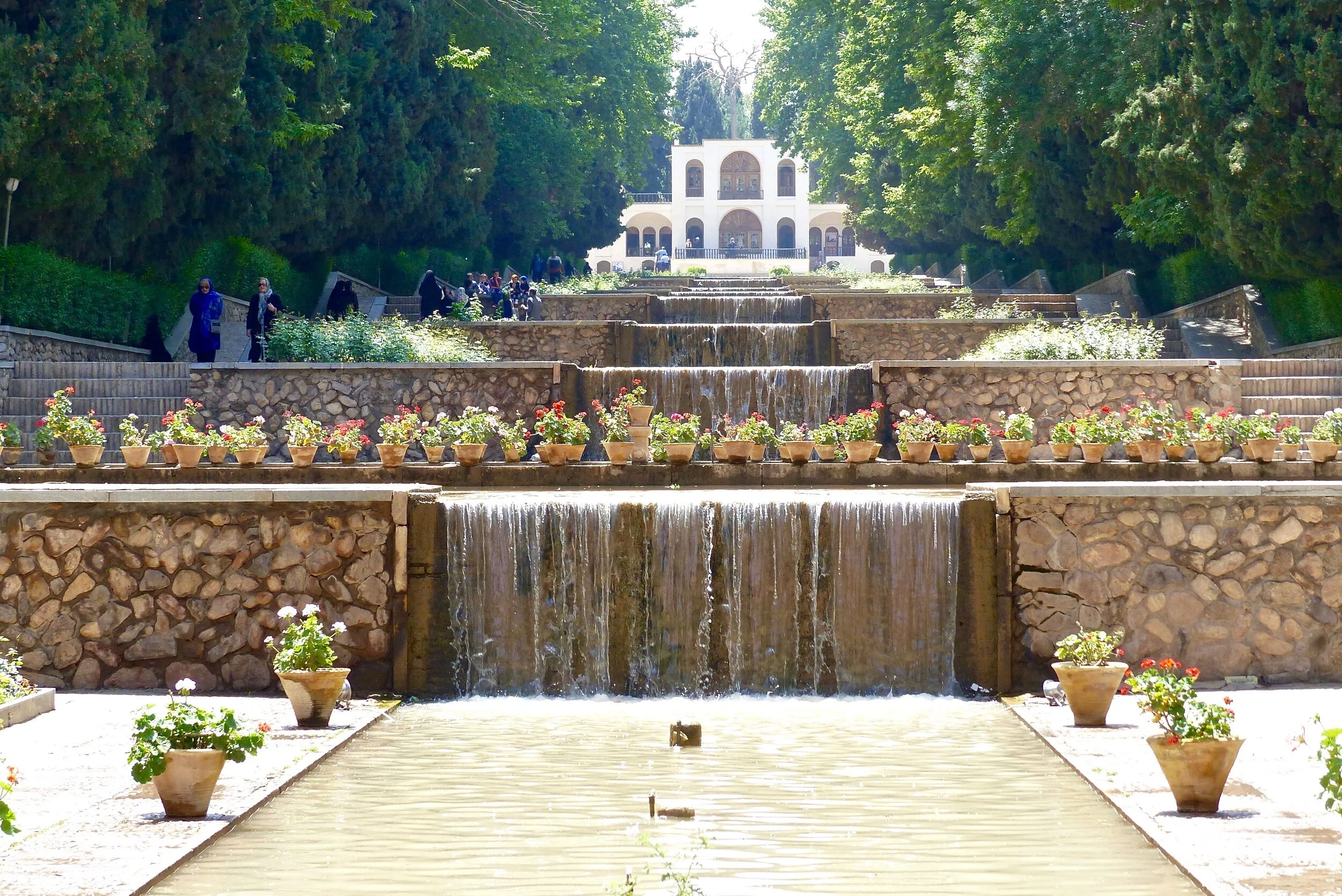 Jardin de Mahan : l’axe central du jardin utilise la pente naturelle découpée en paliers de cascades. Le porche d’entrée est encadré de deux bassins. Celui de l’extérieur est circulaire et agrémenté d’un jet d’eau, celui de l’intérieur est rectangulaire. Son eau est siphonnée et alimente le bassin extérieur et les canaux du patio. Au départ de l’escalier d’eau, un vaste pavillon voûté et ouvert forme le salon de réception.