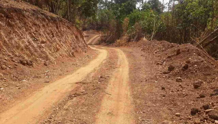  Un tronçon de « l’axe structurant » ( !!!) Dawei- Bangkok en territoire birman : une route en terre confrontée aux glissements de terrain et à l'érosion routière qui causent des dommages et des embouteillages surtout pendant la saison des pluies. 