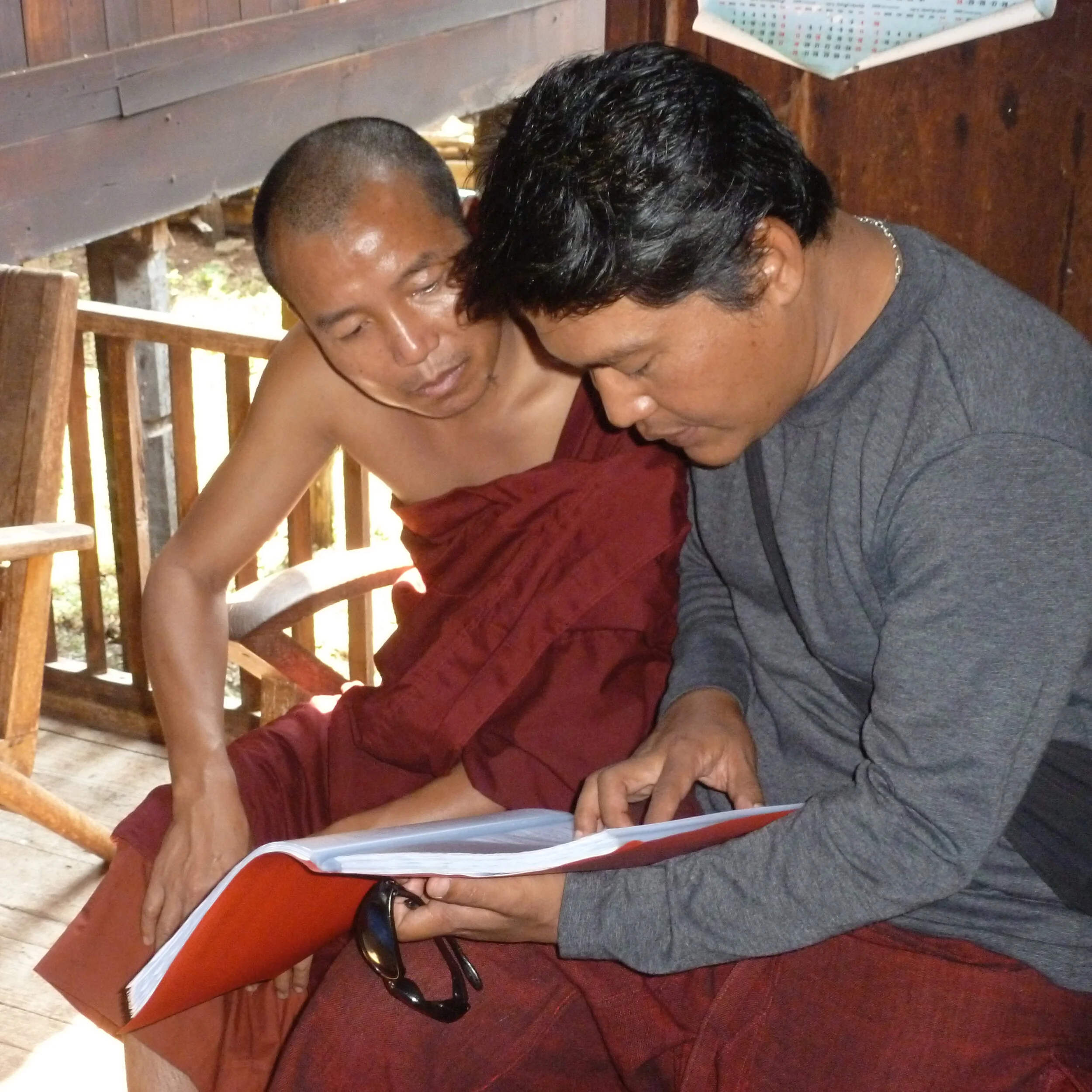 Notre guide accompagnateur traduit mon texte pour le vénérable responsable du complexe de Nga Phe Kyaung sur le lac Inle, ce qui va engendrer entre eux une conversation très animée.