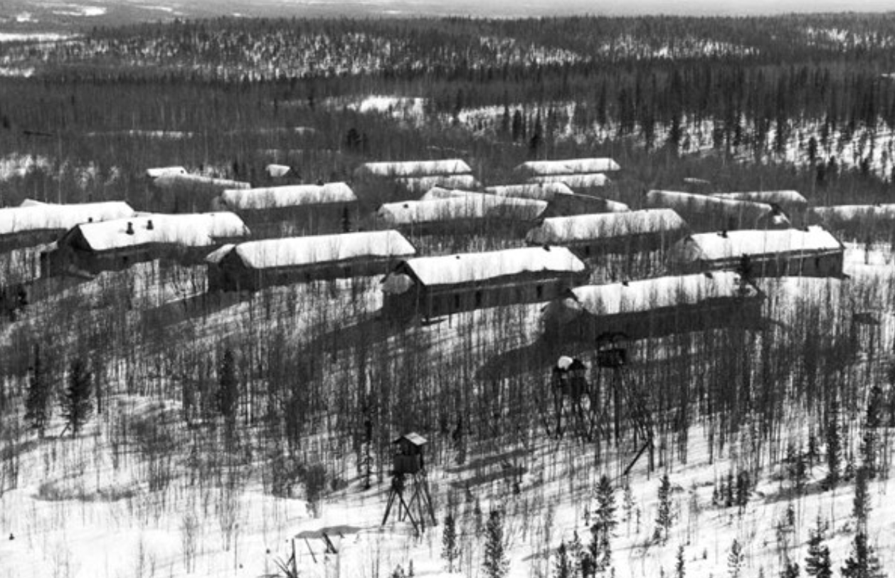 De 1928 à 1953, 18 millions de Soviétiques vont passer par le Goulag pour des durées plus ou moins longues. A cela s’ajoute au moins 6 millions de relégués dans les déserts kazakhs ou les forêts sibériennes, assujettis eux aussi au travail forcé. Une estimation prudente donne 2 à 3 millions de morts dans ce contexte. (Source : HERODOTE -nov. 2018)