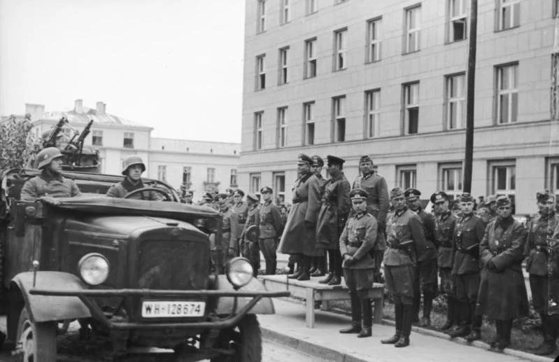 Une parade militaire commune Wehrmacht-Armée Rouge se déroule à Brest-Litovsk pour marquer l’achèvement du partage.
