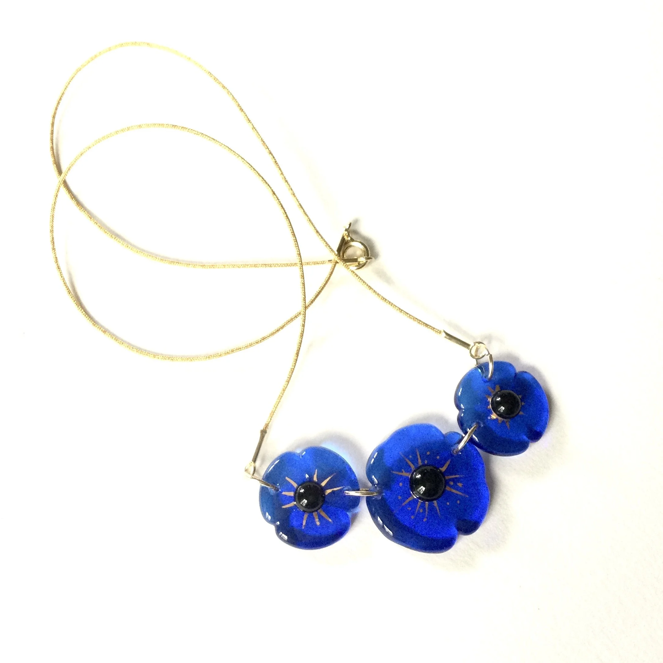 Collier 3 fleur bleu roi CFF2DBB9-494C-4F3F-B833-841467DC7412_1_201_a.jpeg