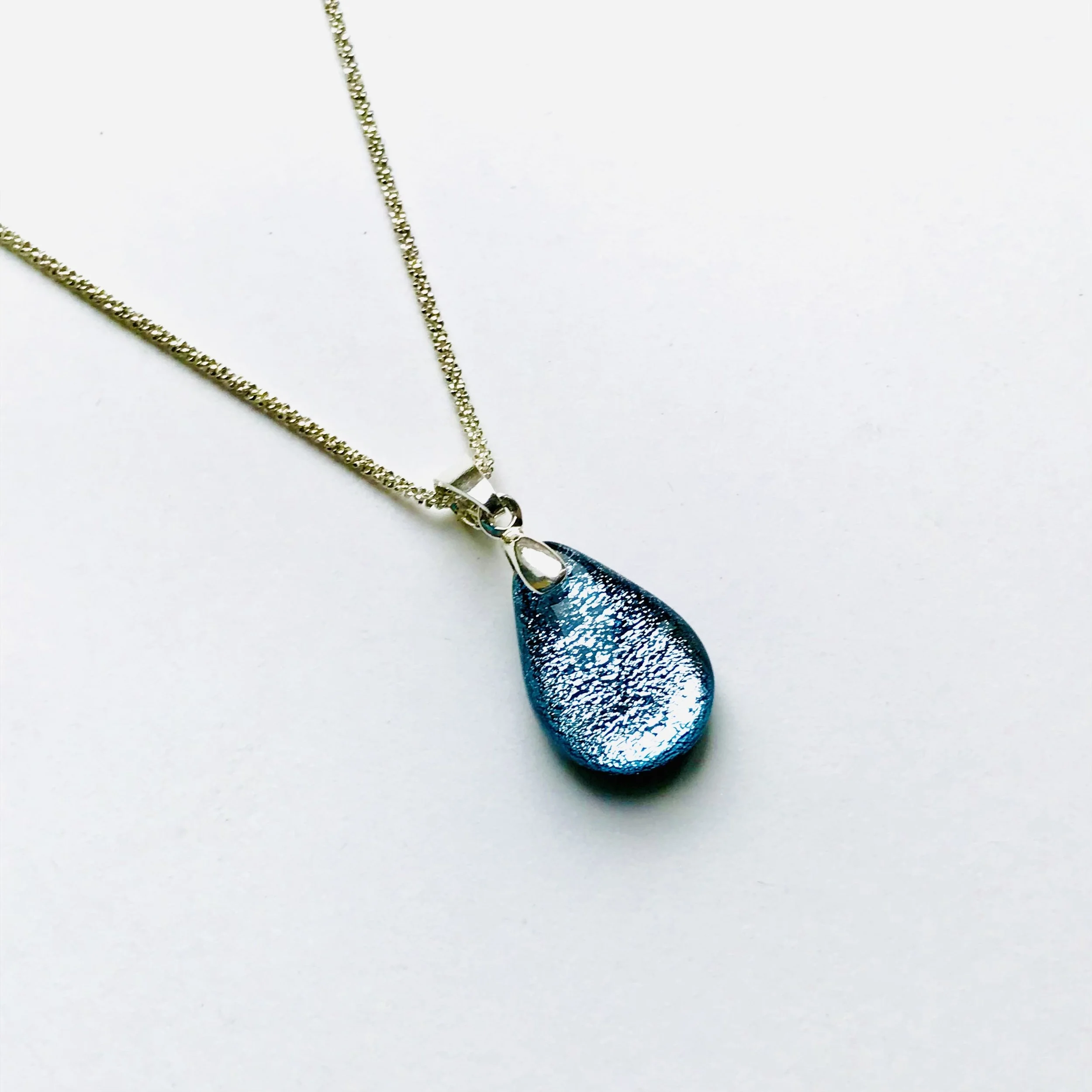 Pendentif Perle argent dicroic FF52131F-1AA8-4625-A817-5FE68A459414_1_201_a.jpg