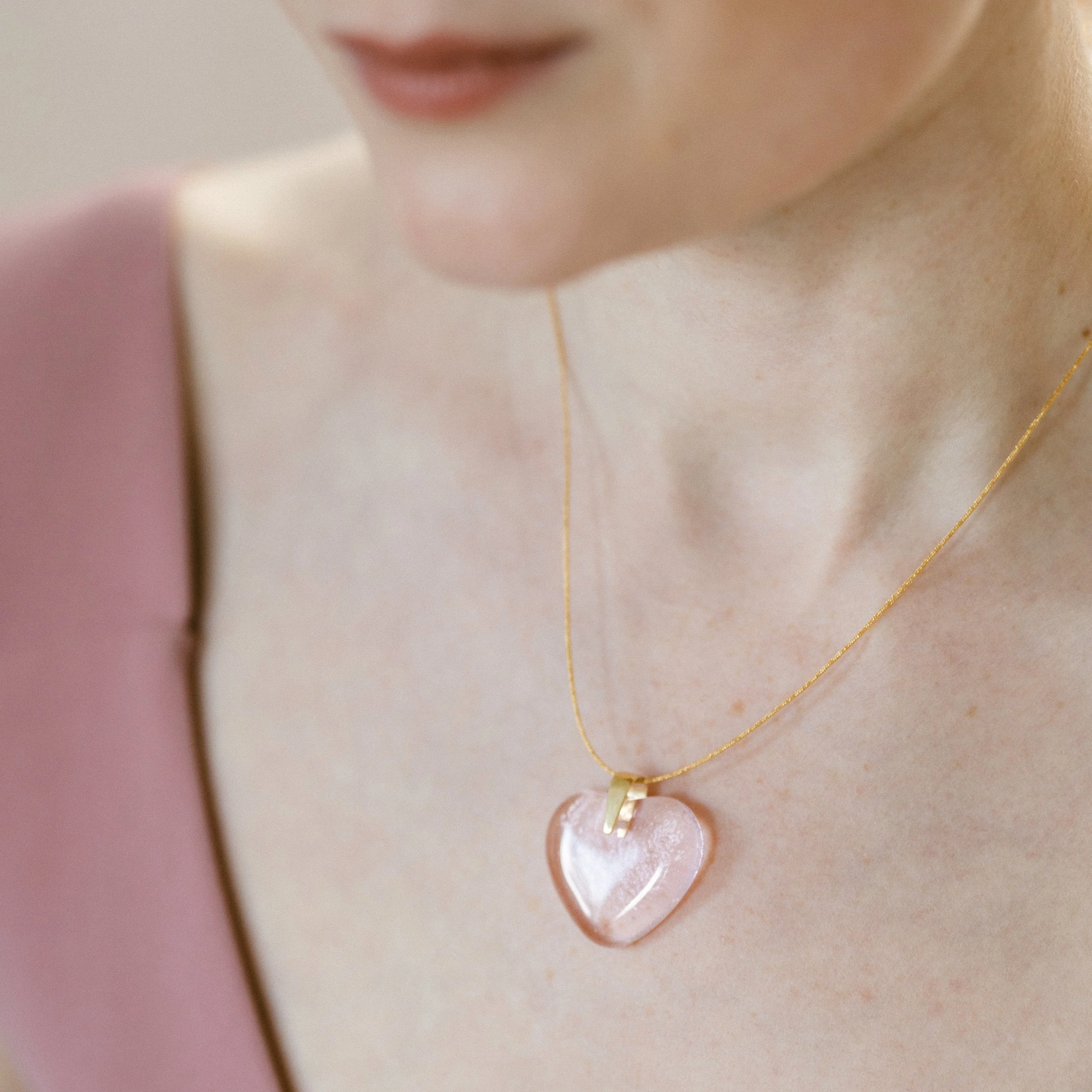 coeur rose pale porté.jpeg