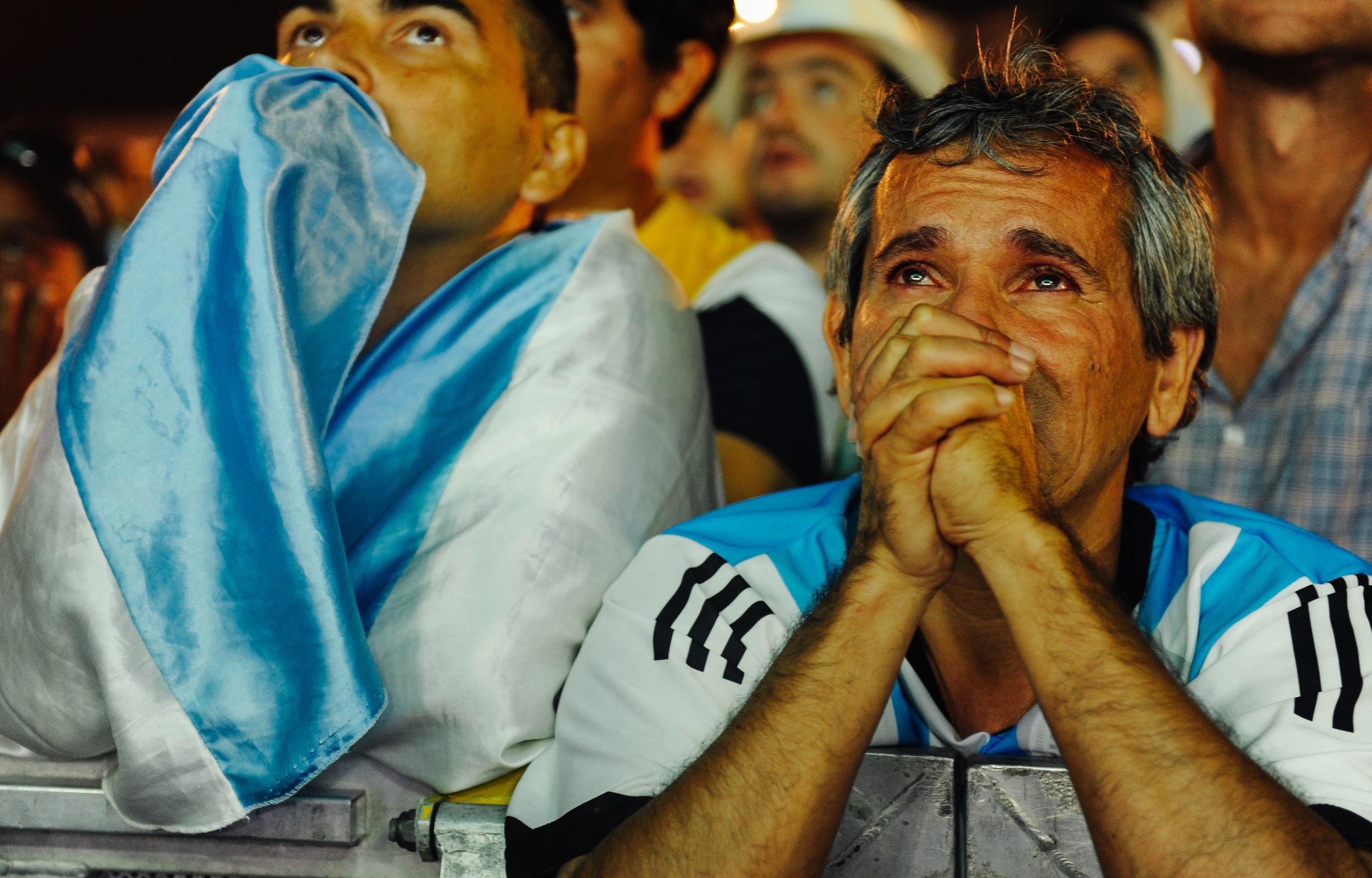  Man cries and prays in the last minutes of the match. 
