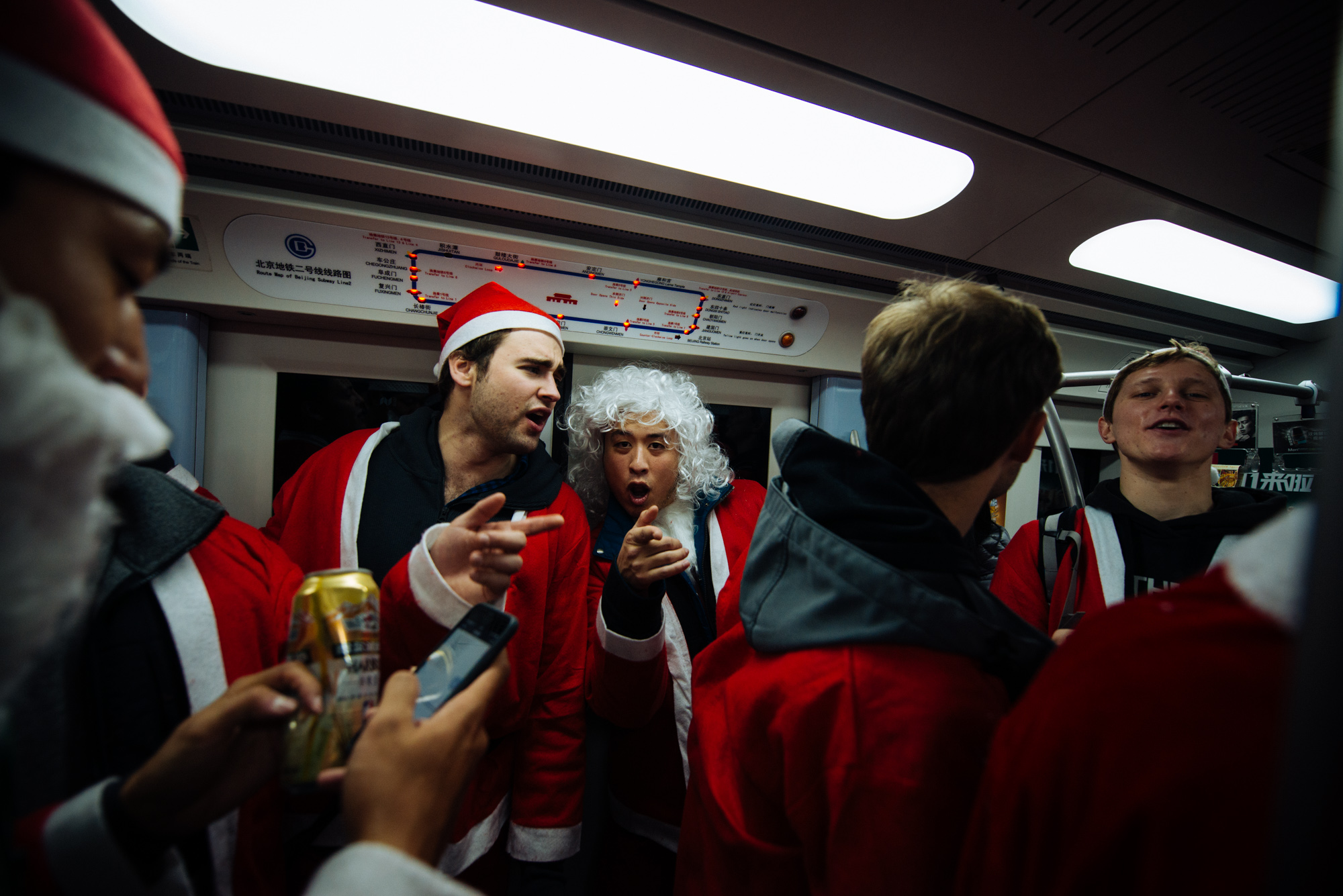 "Mozart Santa" along with all other Santas sing Christmas carols in the Subway line 2.