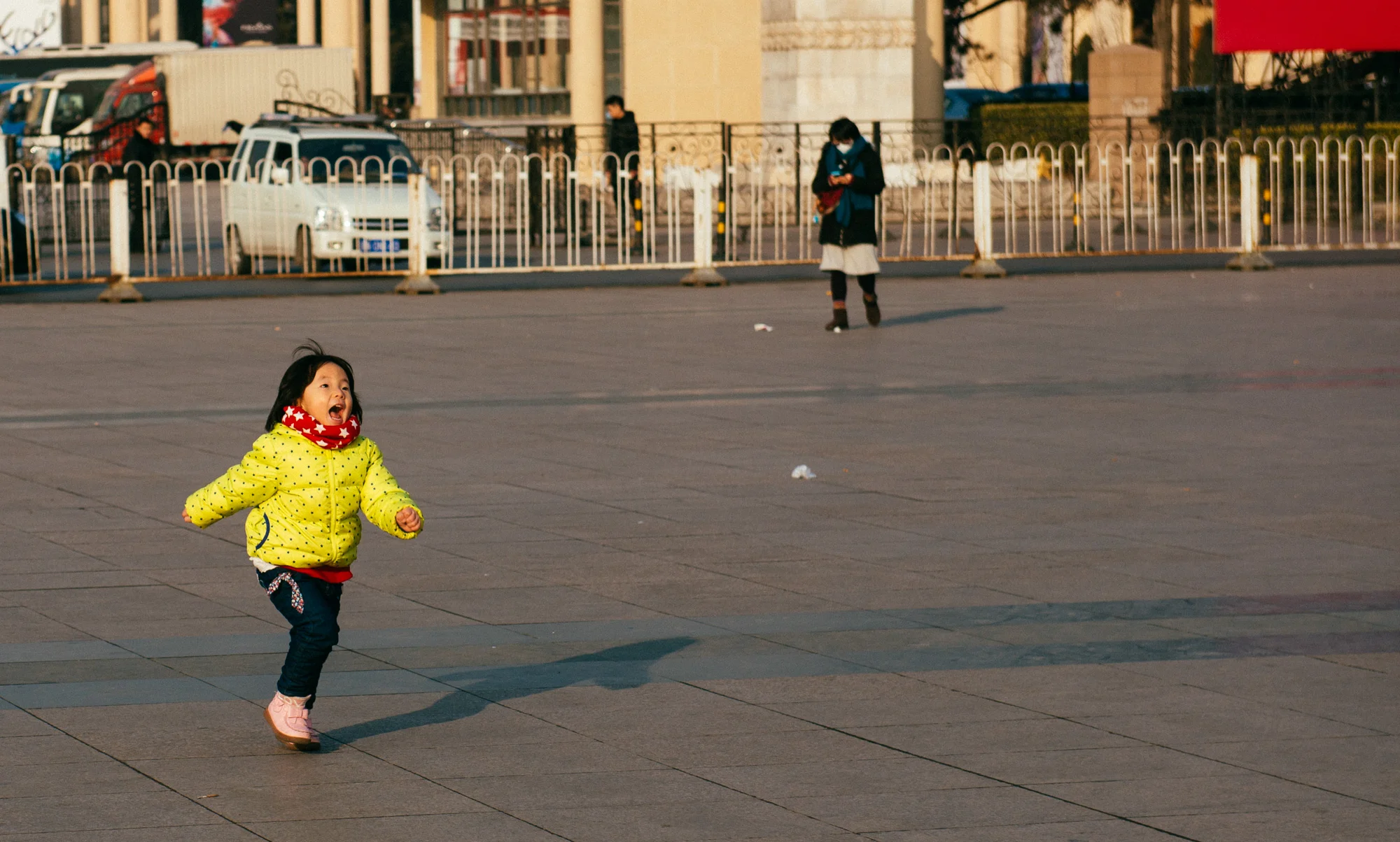 ...and then started to run and scream following the kite, and her dad that was also running to get the kite up in the air. They did that a few times.