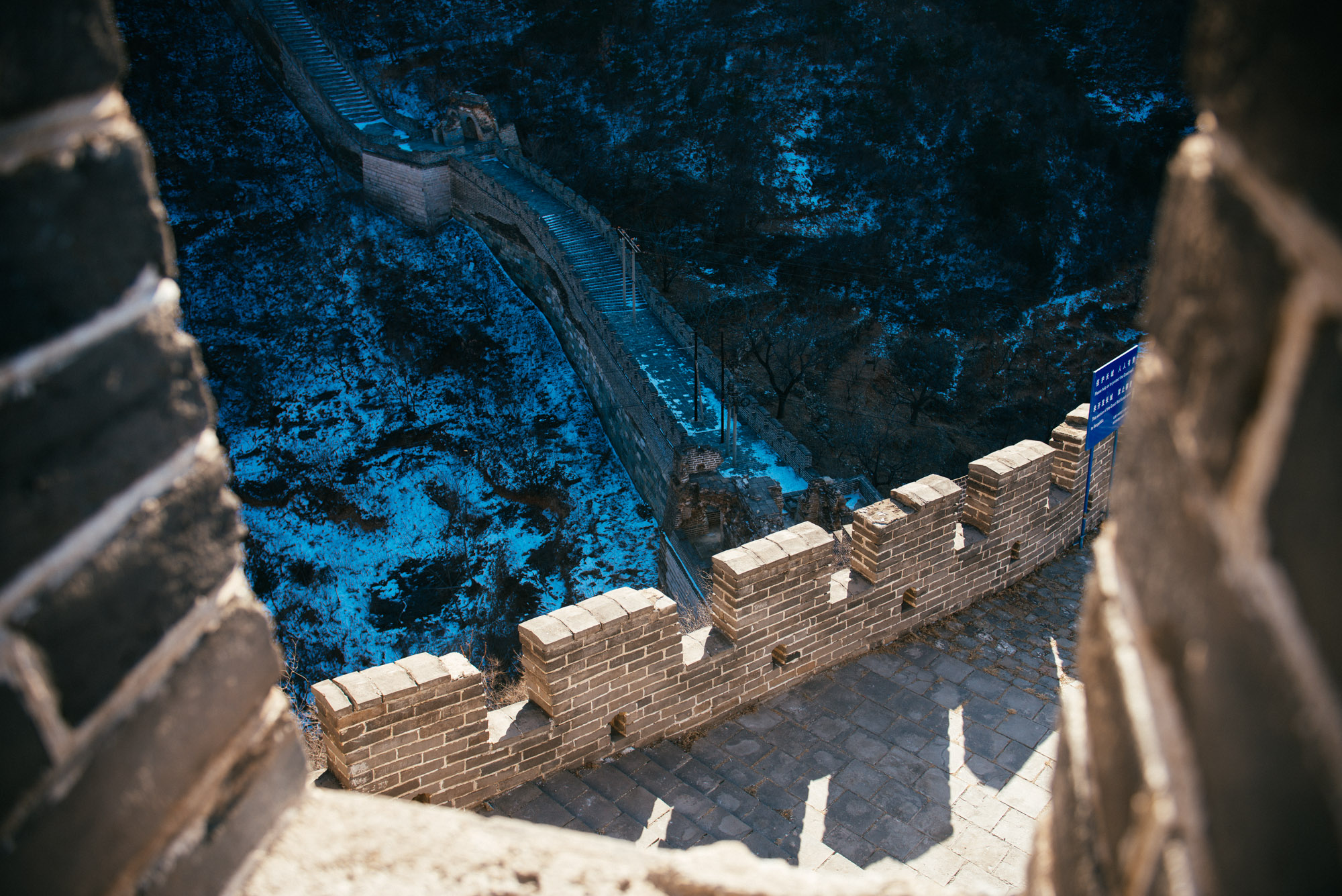 Several signs along the wall said "dangerous, don't go further than here", which made me think why they had one after the other.