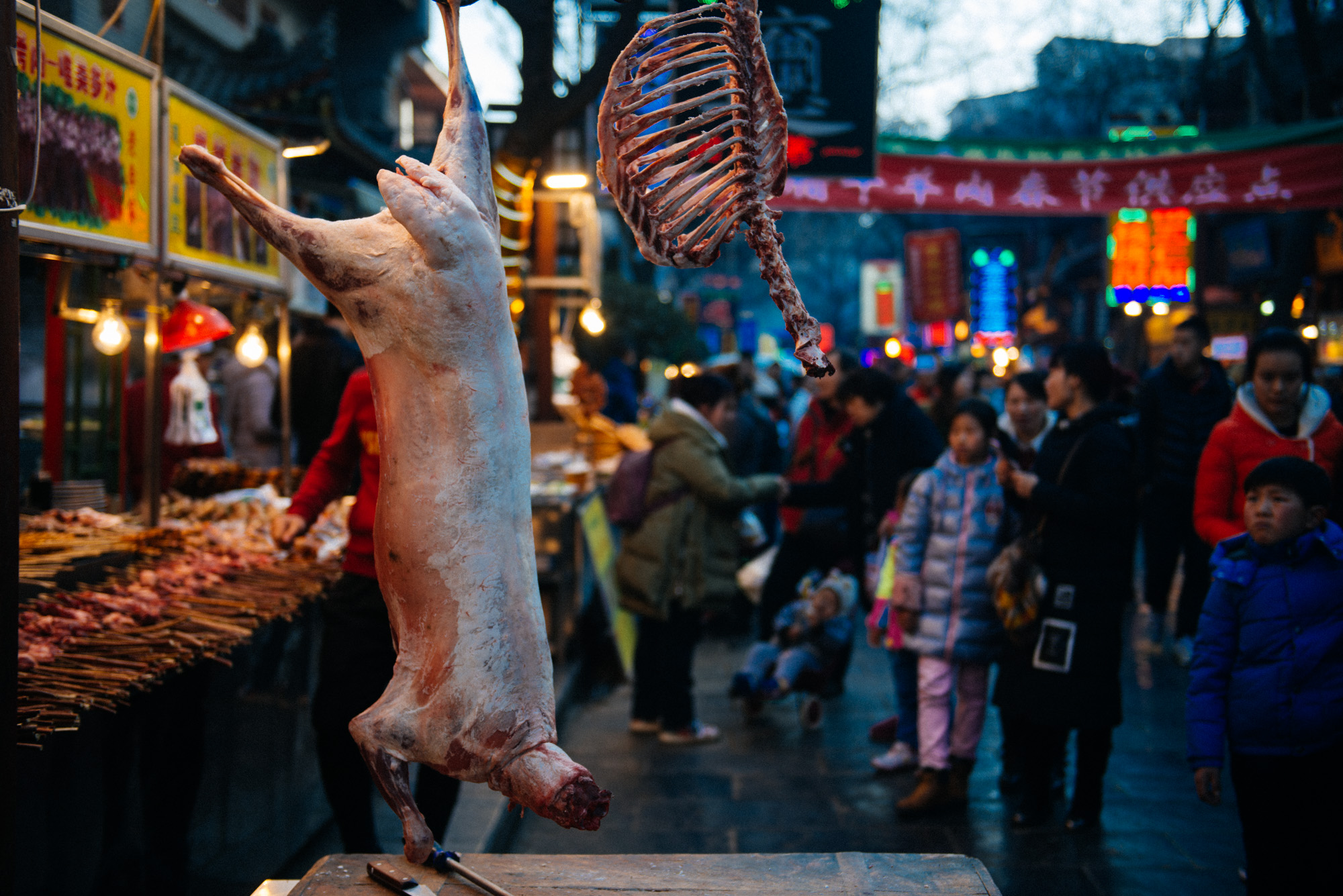 An animal (sheep I hope (?!)) is skinned and butchered right beside the skewer stand it will later be barbecued and sold. Even for the Chinese this was at least a bit unusual. Many would stop and pose with the carcass for a selfie (hey, look! It's me and a headless sheep! so a-we-so-me!) or at least stare for a while. I bet if you did this in the US or Europe you'd be arrested.