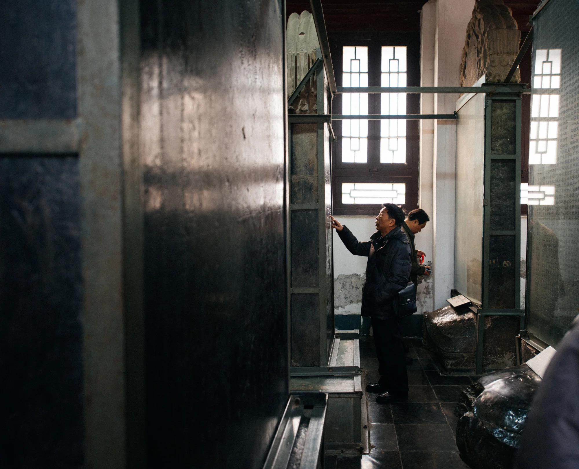 Some tablets are over one thousand years old, but that does not stop about every tourist from touching them. In room number five, the tablets from the Qing dynasty lay on the backs of Bixi .