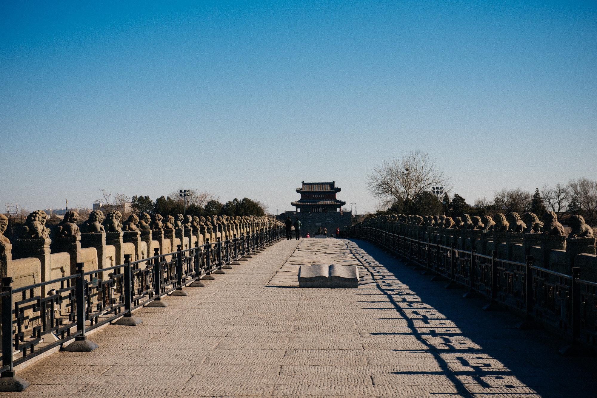 In the central part of the bridge are stones from the old bridge, worn out by time. In the back, Wanping fortress gate.