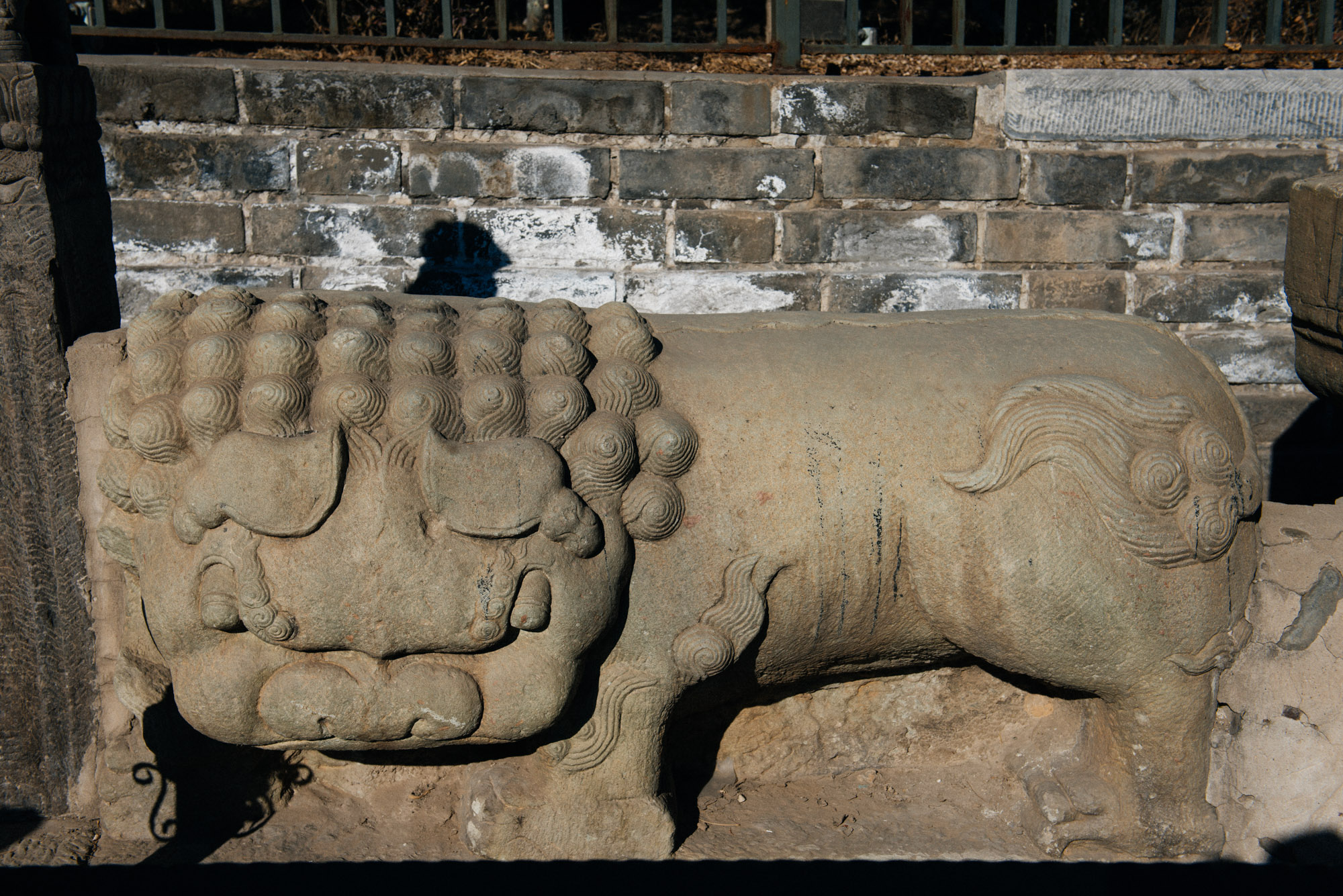 Is this one lion looking to the left with a super wide face or are they two lions head to head? This statue is one of the first you see when you walk on the bridge.