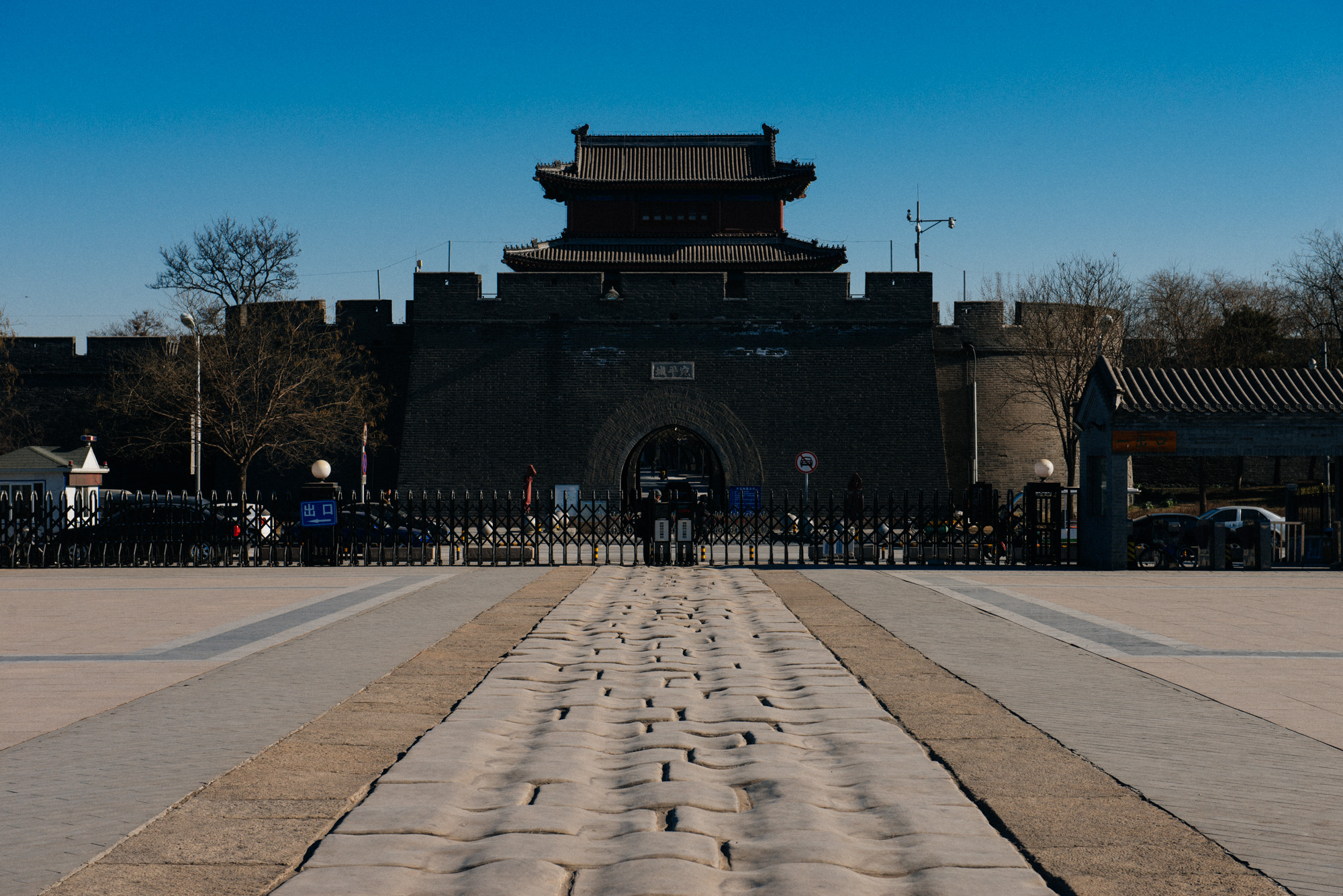 Here you can already see some of the ancient stones and the old wheel marks of worn out pavement of the Marco Polo Bridge.