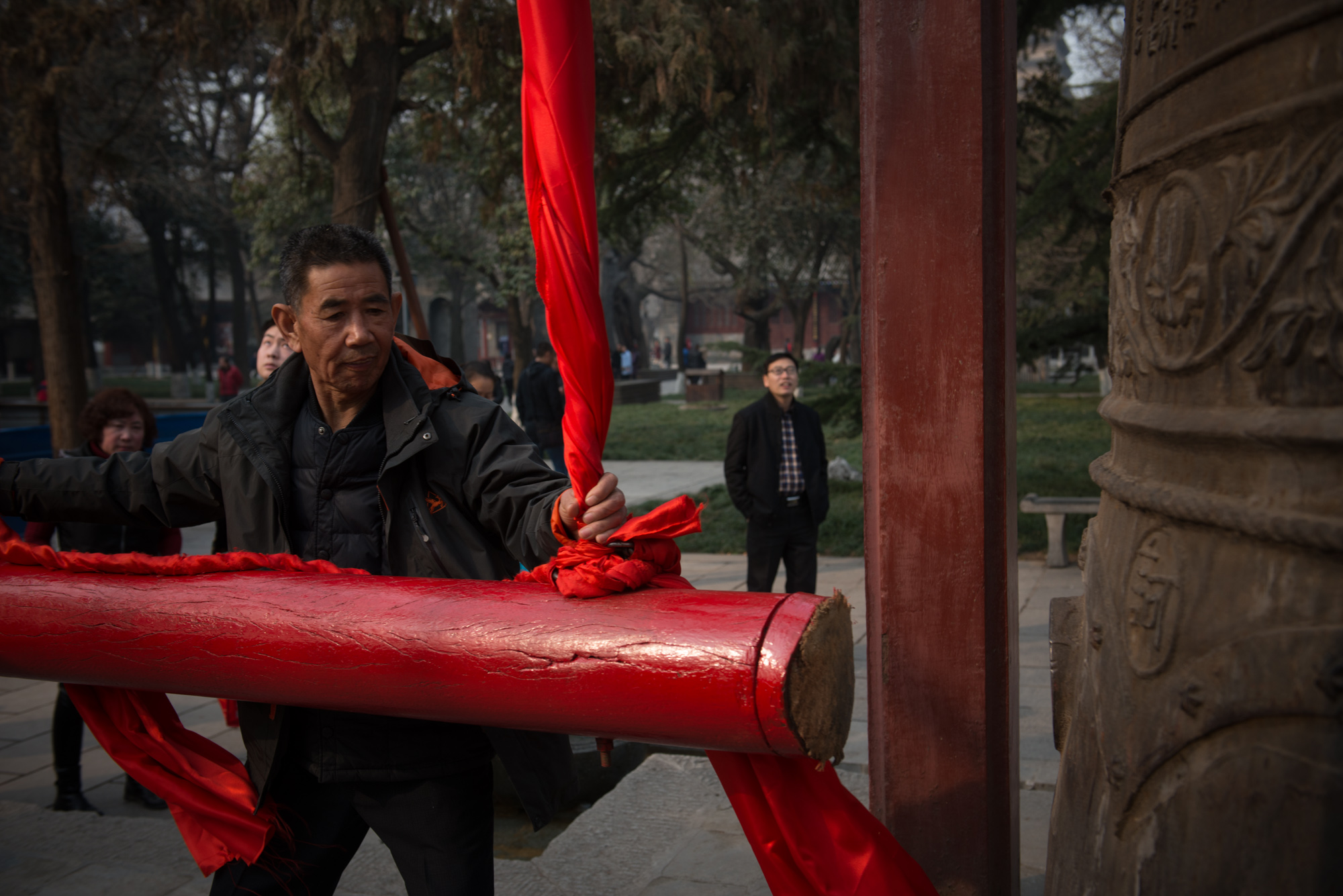 At the foot of the pagoda was a bell, where people would pay 5 yuan to strike it 3 times and wish for good fortune. It is a copy of the original built in 1192 in the Jianfu temple, used every morning to pray for happiness in the Qing Dynasty.