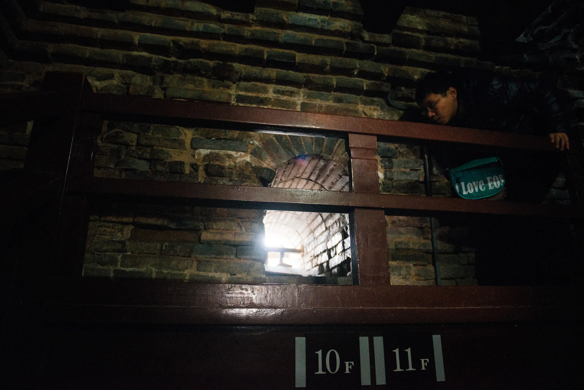 This is the 11th floor, and also the 10th. As you can see, the definition of story is based on the number of windows and not on the number of *floors*. The division between these two numbers was a wooden modern stairway.