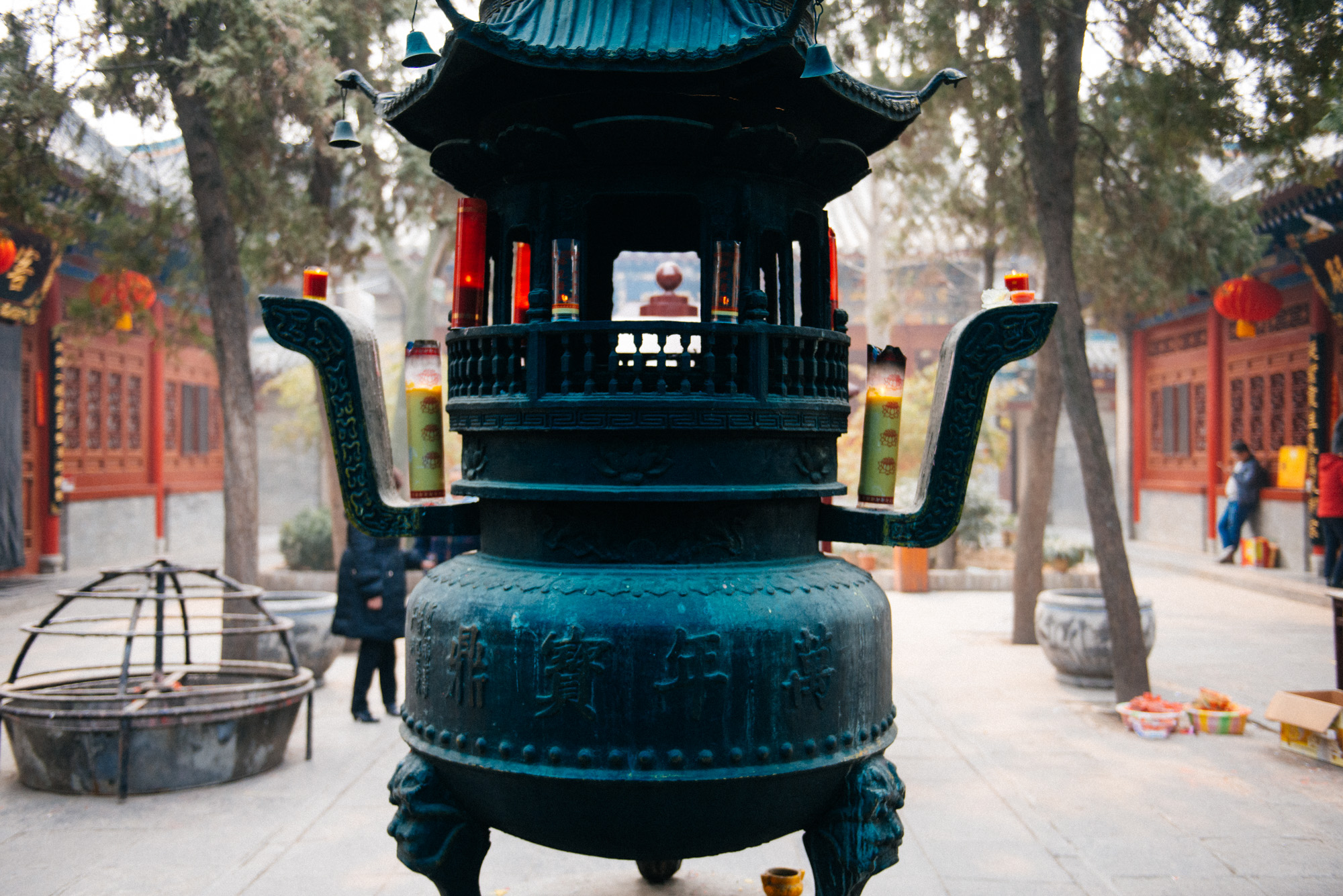 Inside there is a courtyard with buildings on the sides, each with worship places and statues. In the center a place to light candles.