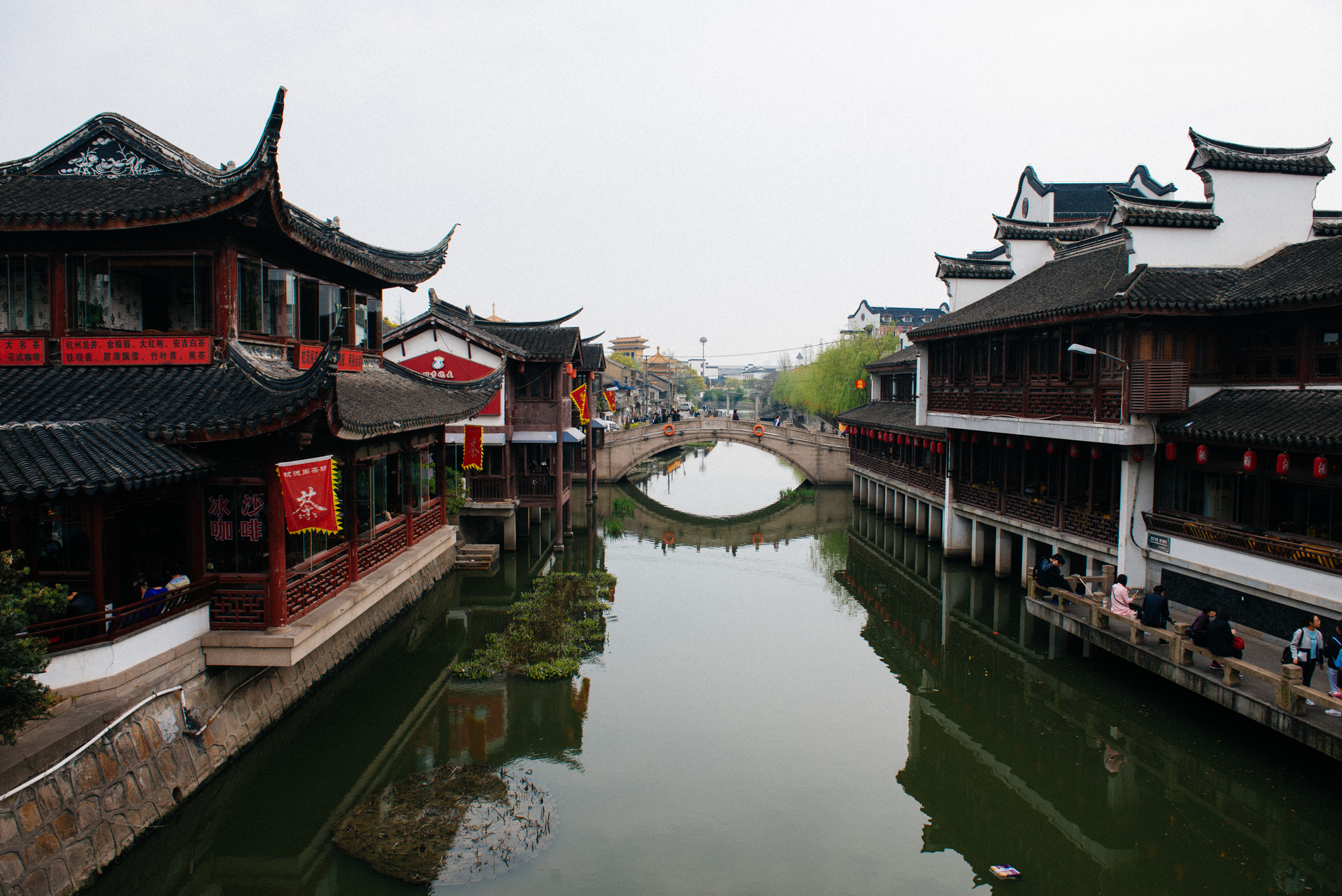 The Puhui river cuts the small town in half and is a big part of the attraction. Restaurants and teahouses are along the margins.