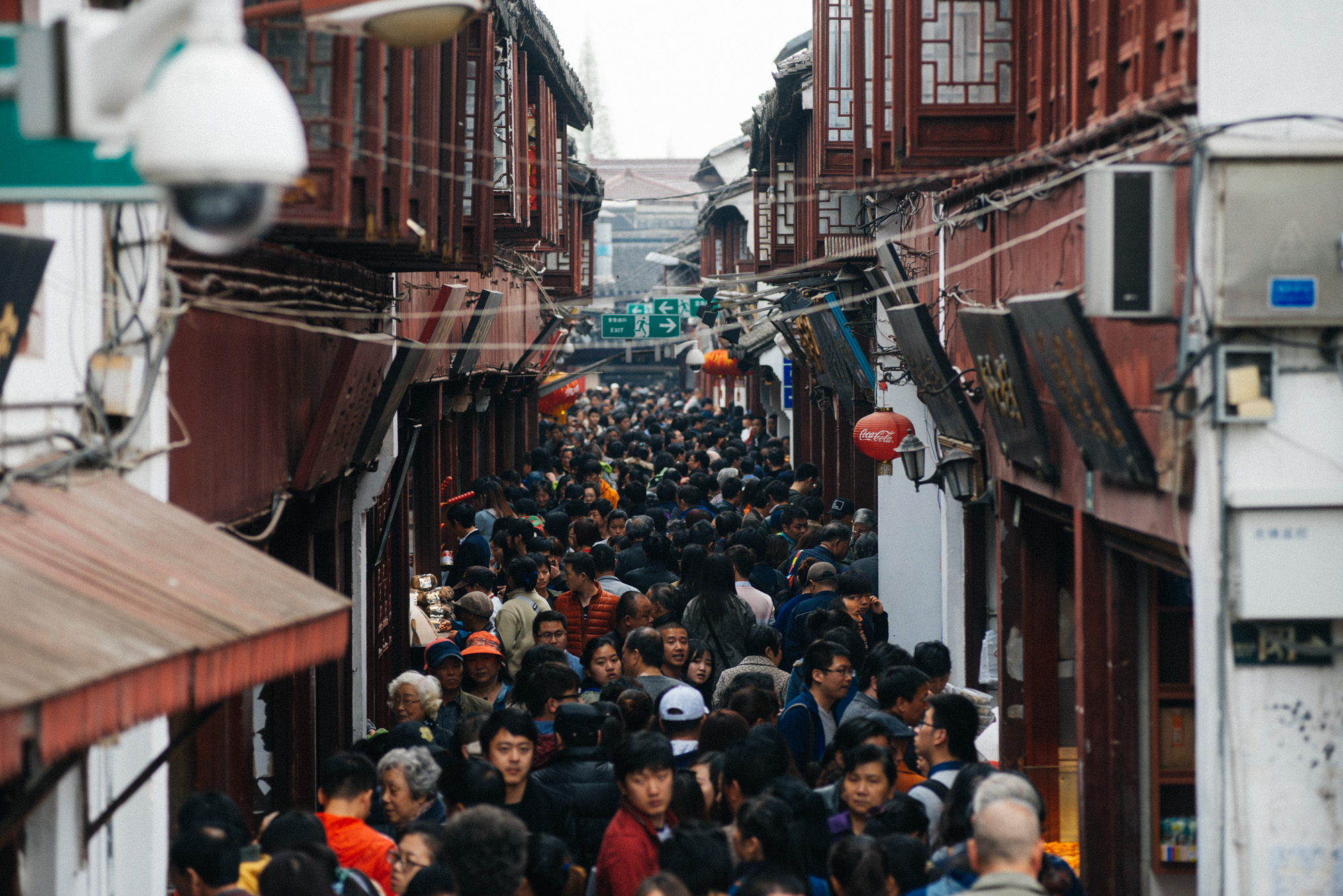 Differently from the Beijing hutongs, the small alleys in the ancient Shanghai area are two stories tall. Today, this street in Qibao is full of shops selling souvenirs and food to tourists.