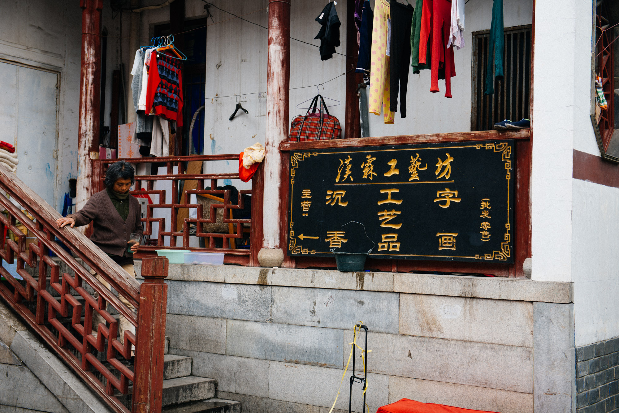 Some people still live in the ancient houses in the town. Qibao is also known to be the place where Zhang Chongren , the artist who inspired Chang Chong-Chen , character of the Adventures of Tintin.
