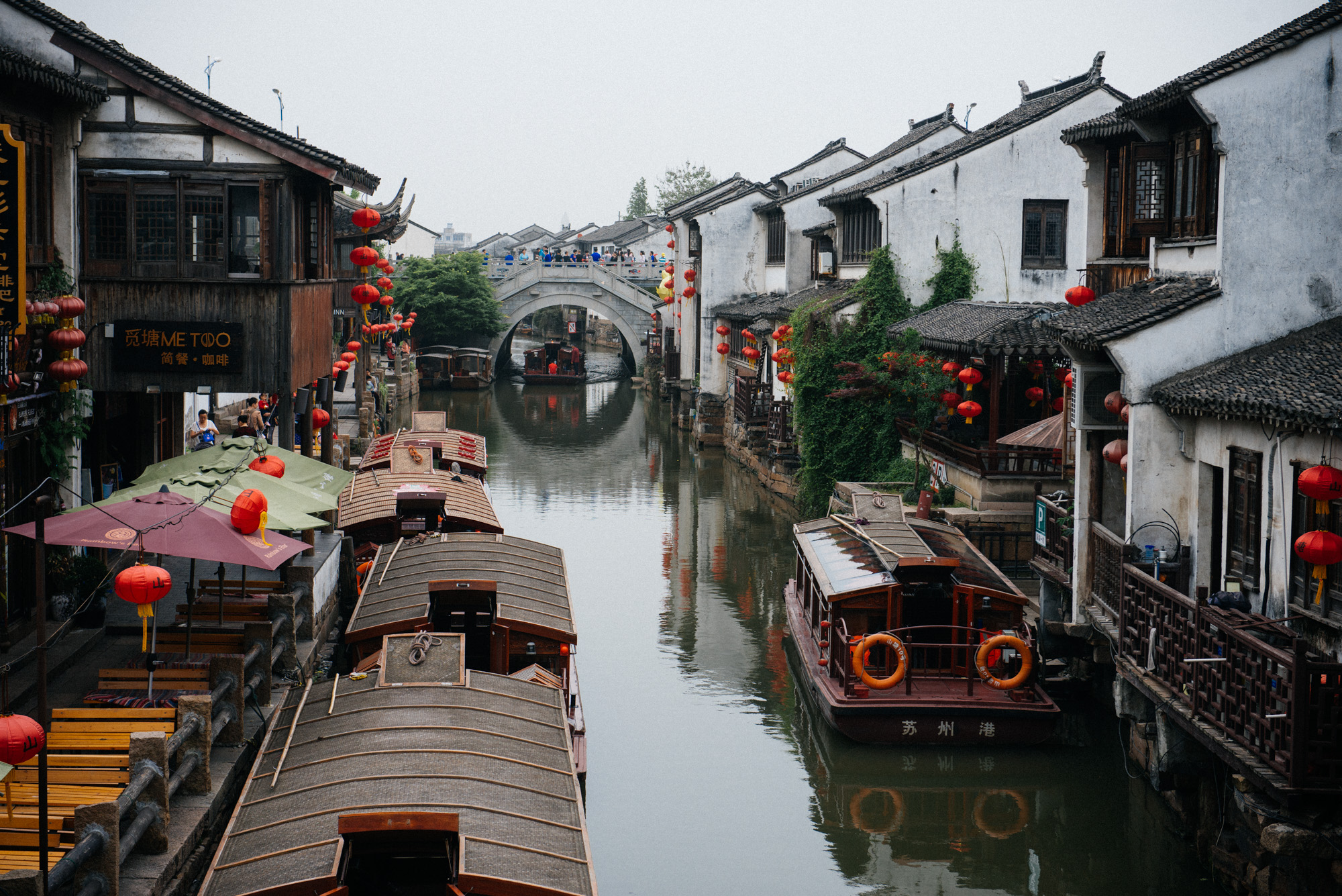 This point of Shantang Street is Suzhou's postcard image. To the sides are restaurants, which I found overpriced and not very good on any standard. It was a rainy day, the only one I had in the city, so I chose not to ride the boat.