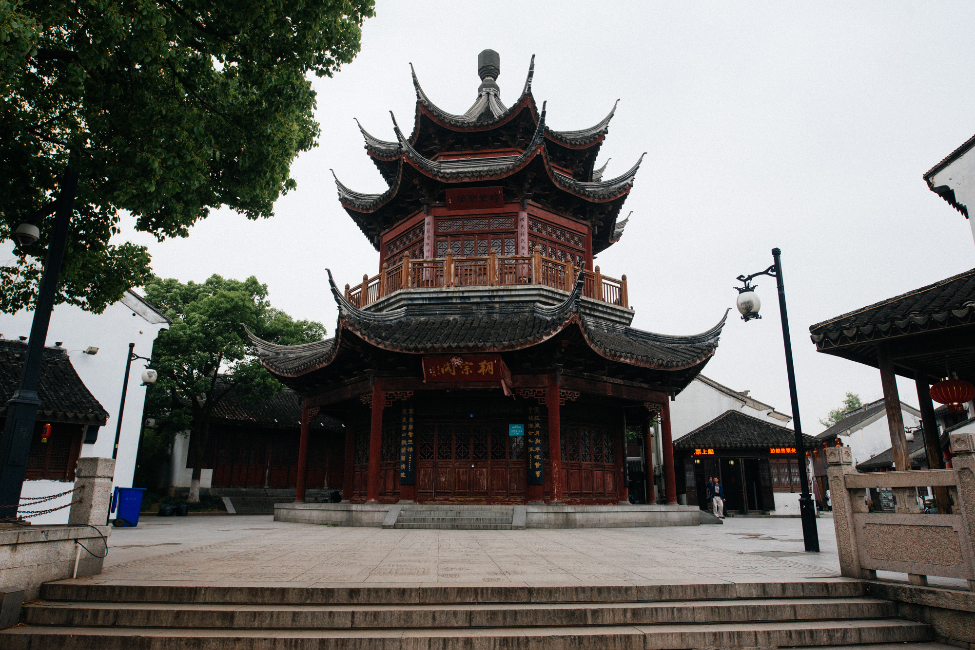 Somewhere along Shantang Street I found this structure, which I wasn't able to find out what it was. Notice the pointy edges of the roof, very characteristic of the Wu architecture.