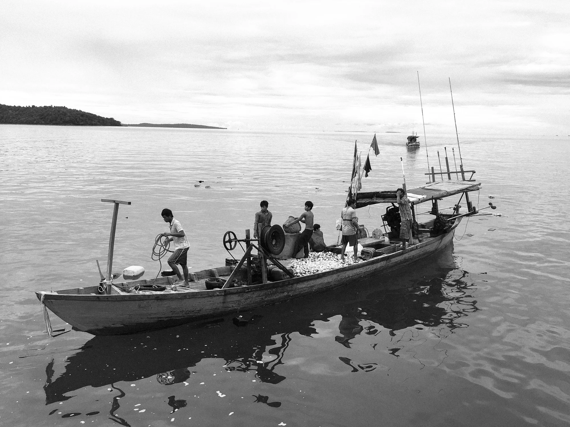 Another boat that was close by responds to help calls and shows up 10 minutes after the accident.