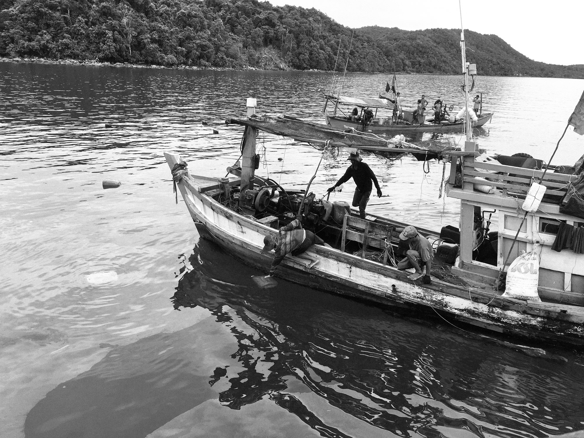 The first boat that shows up starts collecting floating items and returning them to the surviving ship.