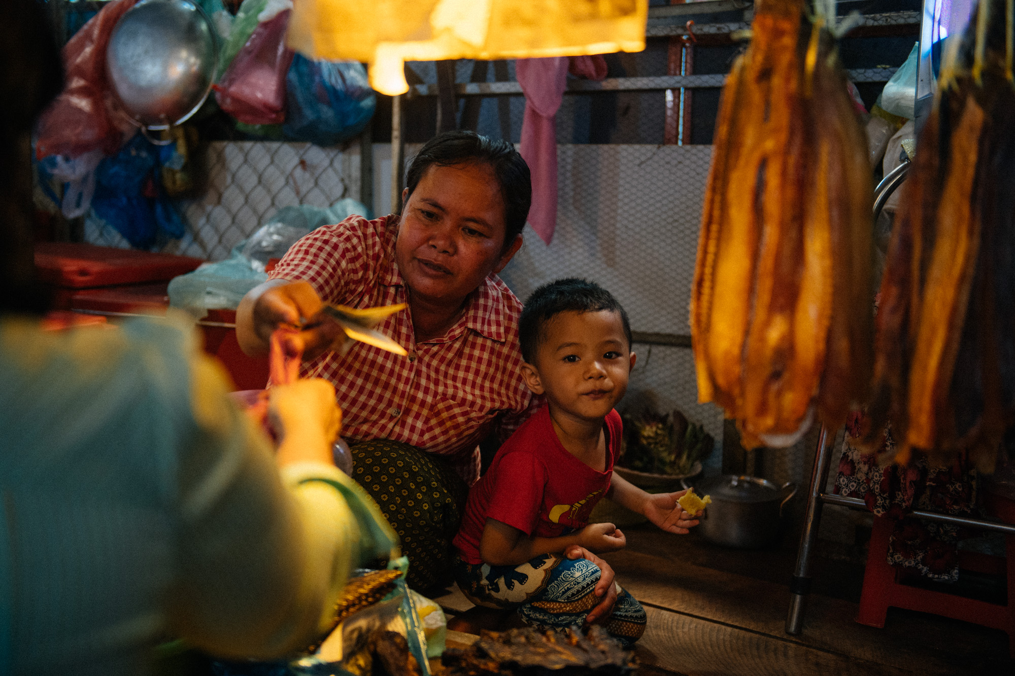 It is not uncommon to see children helping their parents in the market or just playing and running around the stalls until the day ends. As it happens in many countries in Asia, working hours are extremely long in Cambodia for those who run a small business and parents have no option but to bring children to their workplace.