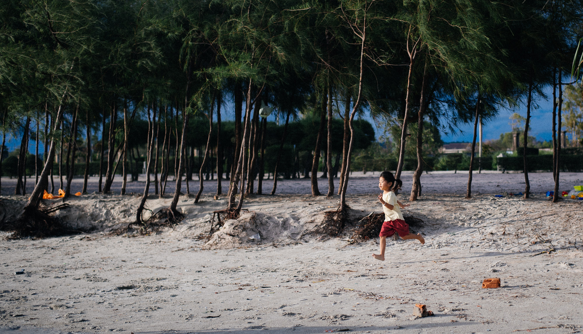 Chinese tourist rushes to the beach to play.