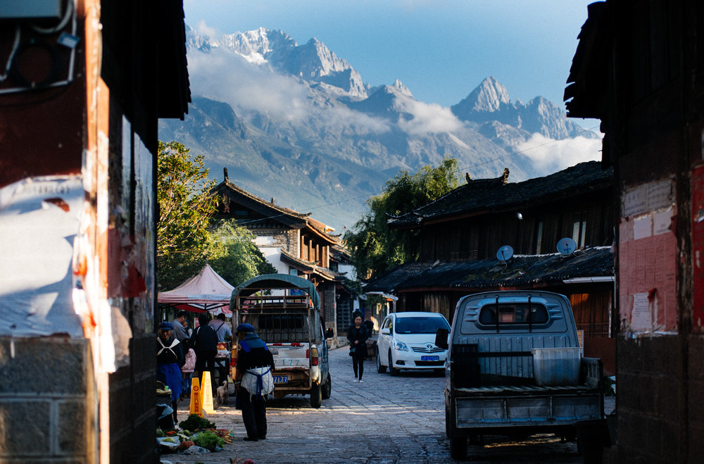  Baisha village is on the foothills of the Himalayas. In the back is the Snow Jade Dragon Mountain. 