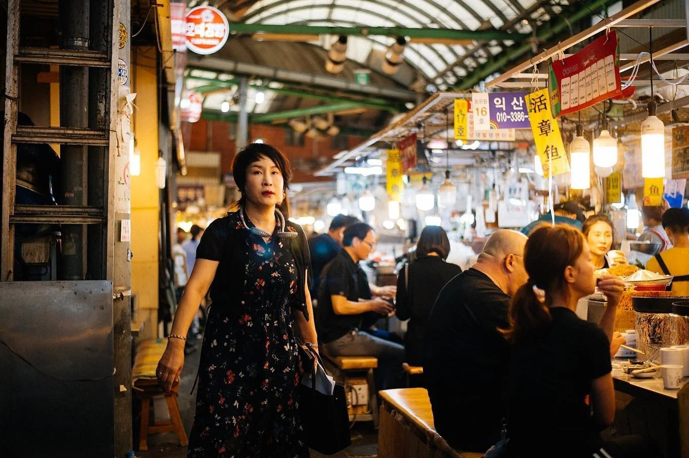One of my favorite places to photograph is always a market. It’s so full of life and there you can feel how a culture really is. The Gwangjang Market is no different! #seoul #korea #southkorea #서울 #한국 #gwangjangmarket #광장시장 #travel #travelphoto