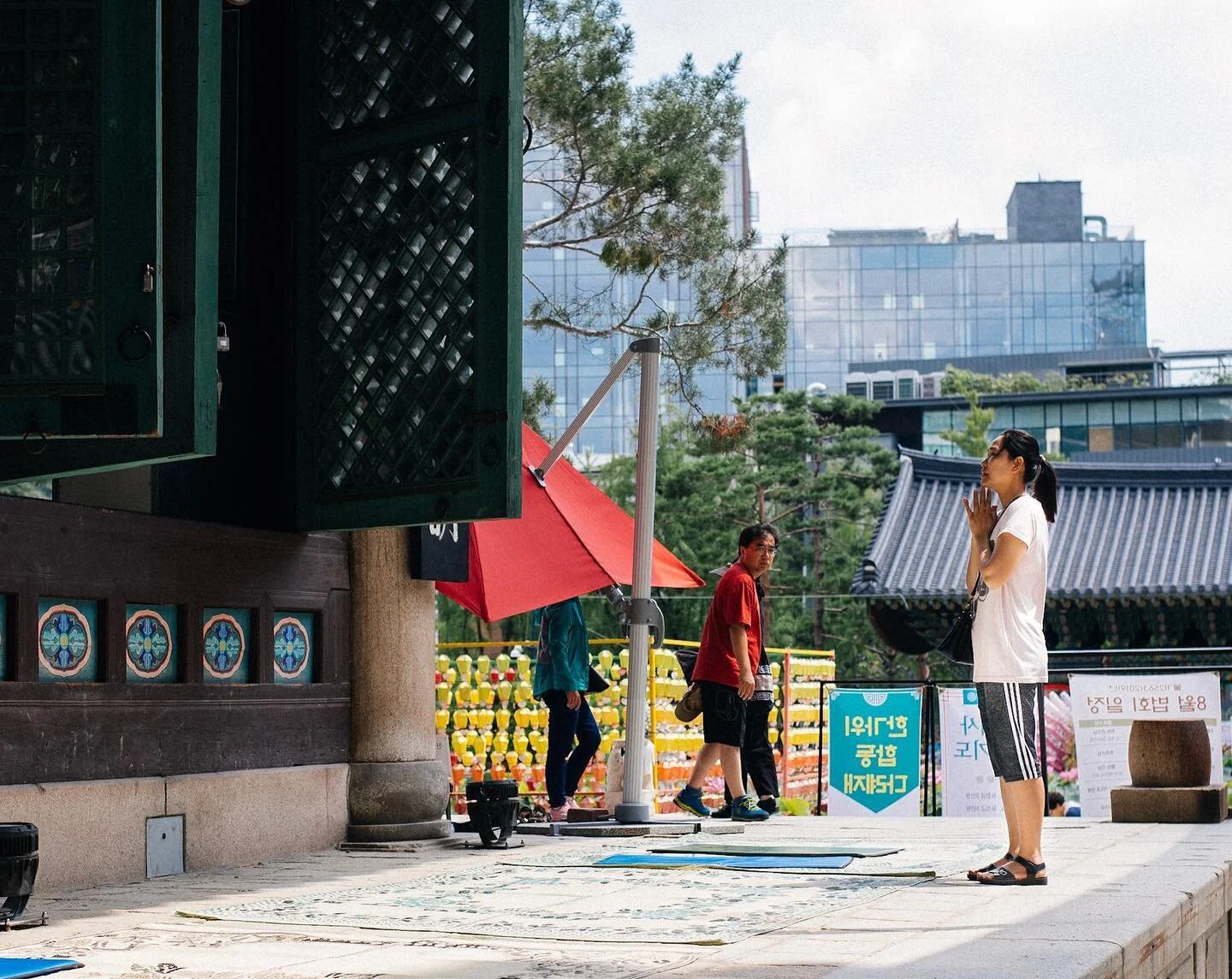 The #Jogyesa temple is the most important Buddhist temple in Korea. It started in 1395, but the current construction is from 1910. I stopped by during prayer time, where a group of monks chant while worshippers face the center of the temple and follo